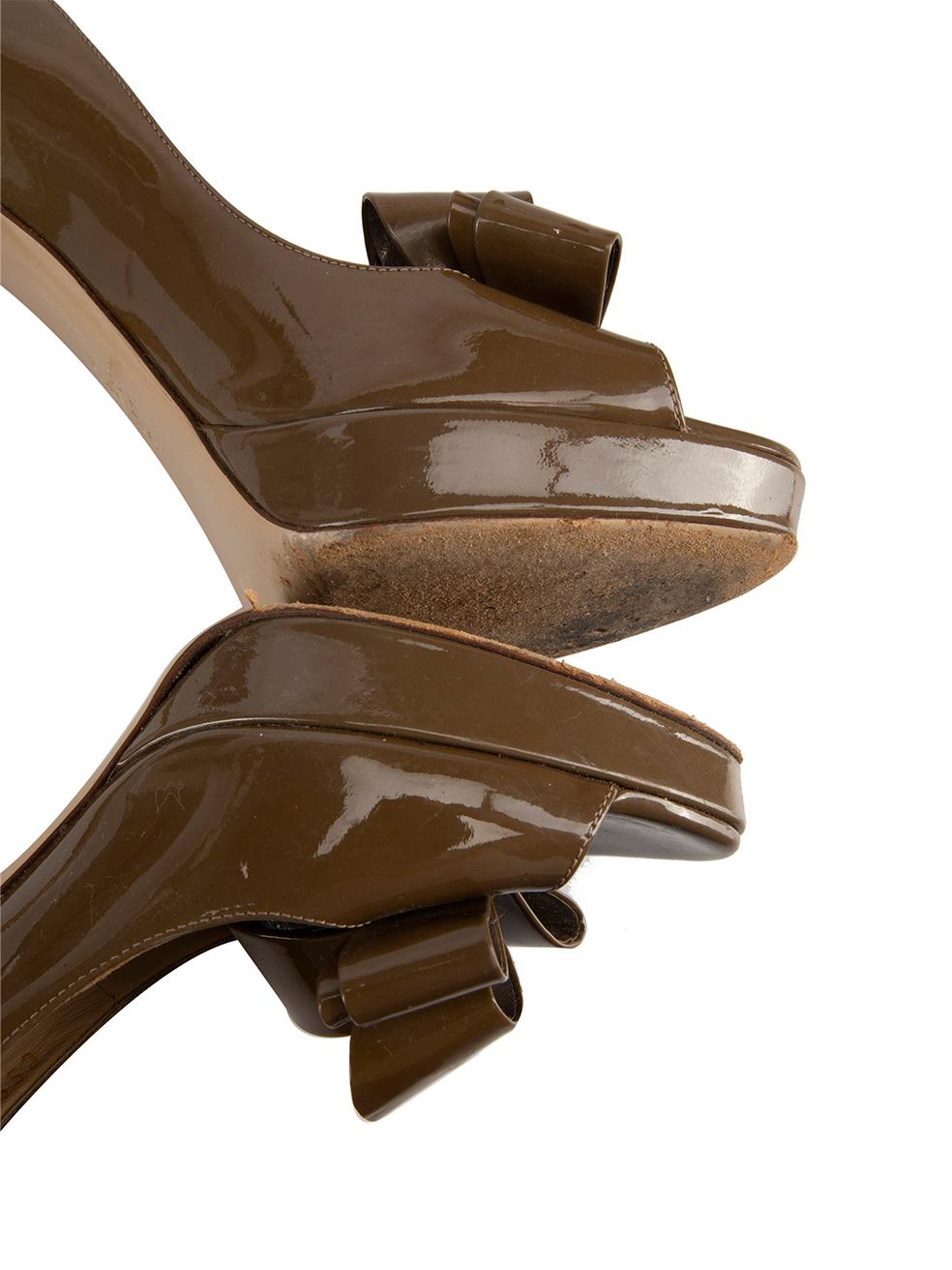 Brown Patent Leather Bow Accent Heels Size IT 39.5 For Sale 1