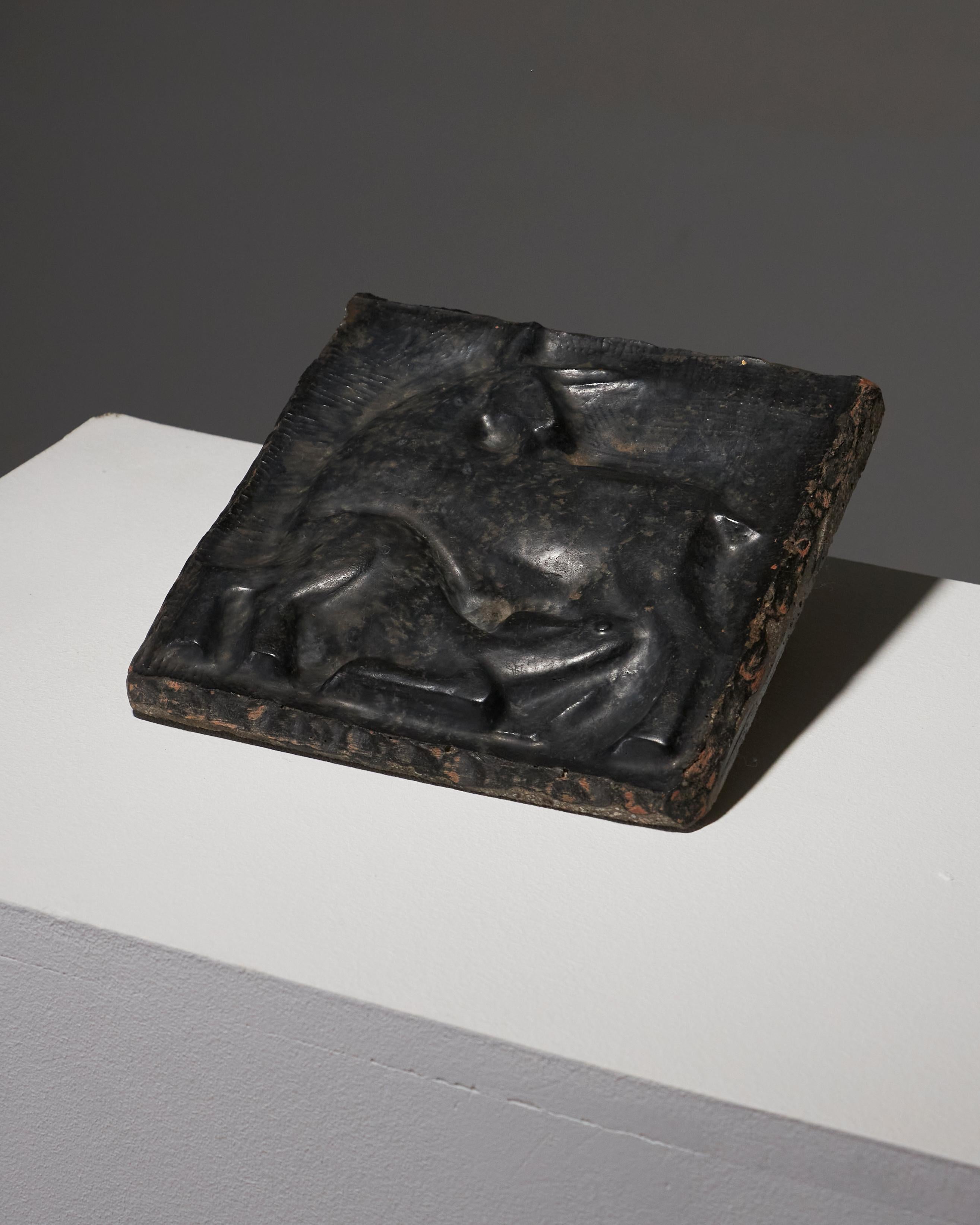Wunderschöne braun-patinierte Schoßplakette von Jean & Joël Martel, 1930er Jahre  
Eine prächtige Schoßplakette mit brauner Patina von Jean und Joël Martel aus den 1930er Jahren. Diese filigrane Kreation aus Bronze zeigt eine Ziege, die sich anmutig