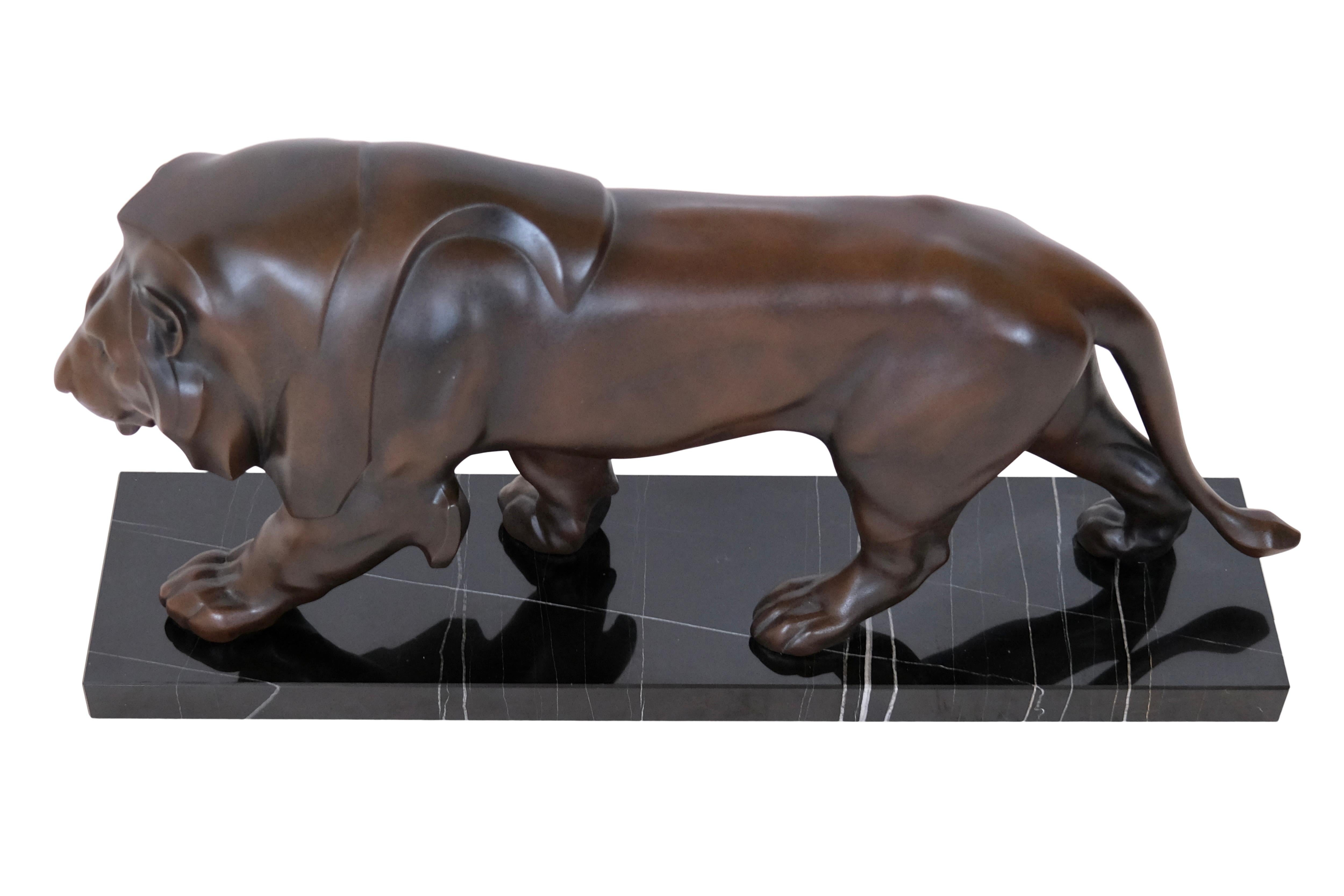 Français Sculpture originale de lion patiné marron de Max Le Verrier en fonte et marbre en vente
