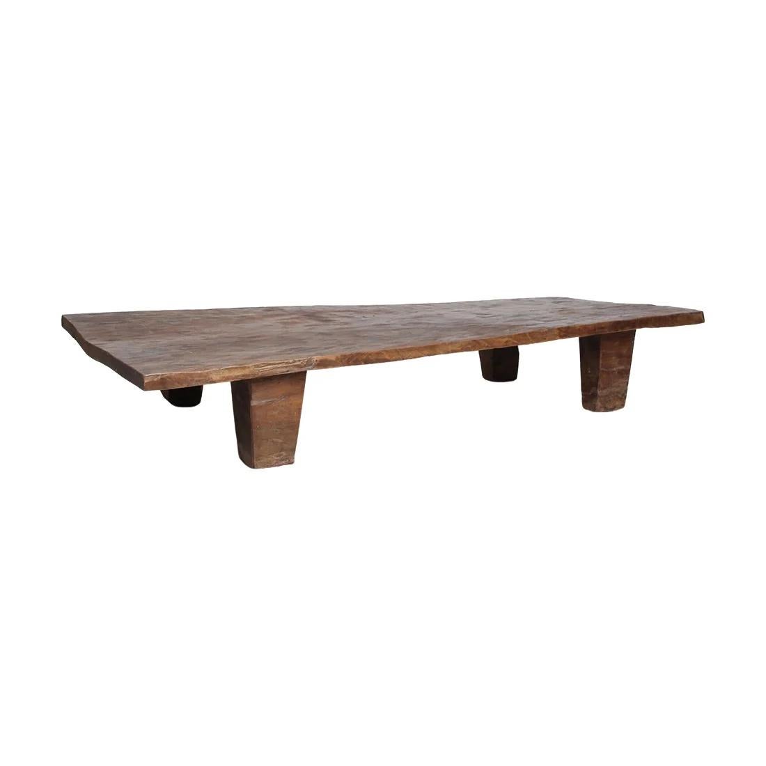 Indien Table Naga en bois patiné brun, Craft in India, début du 20e siècle en vente