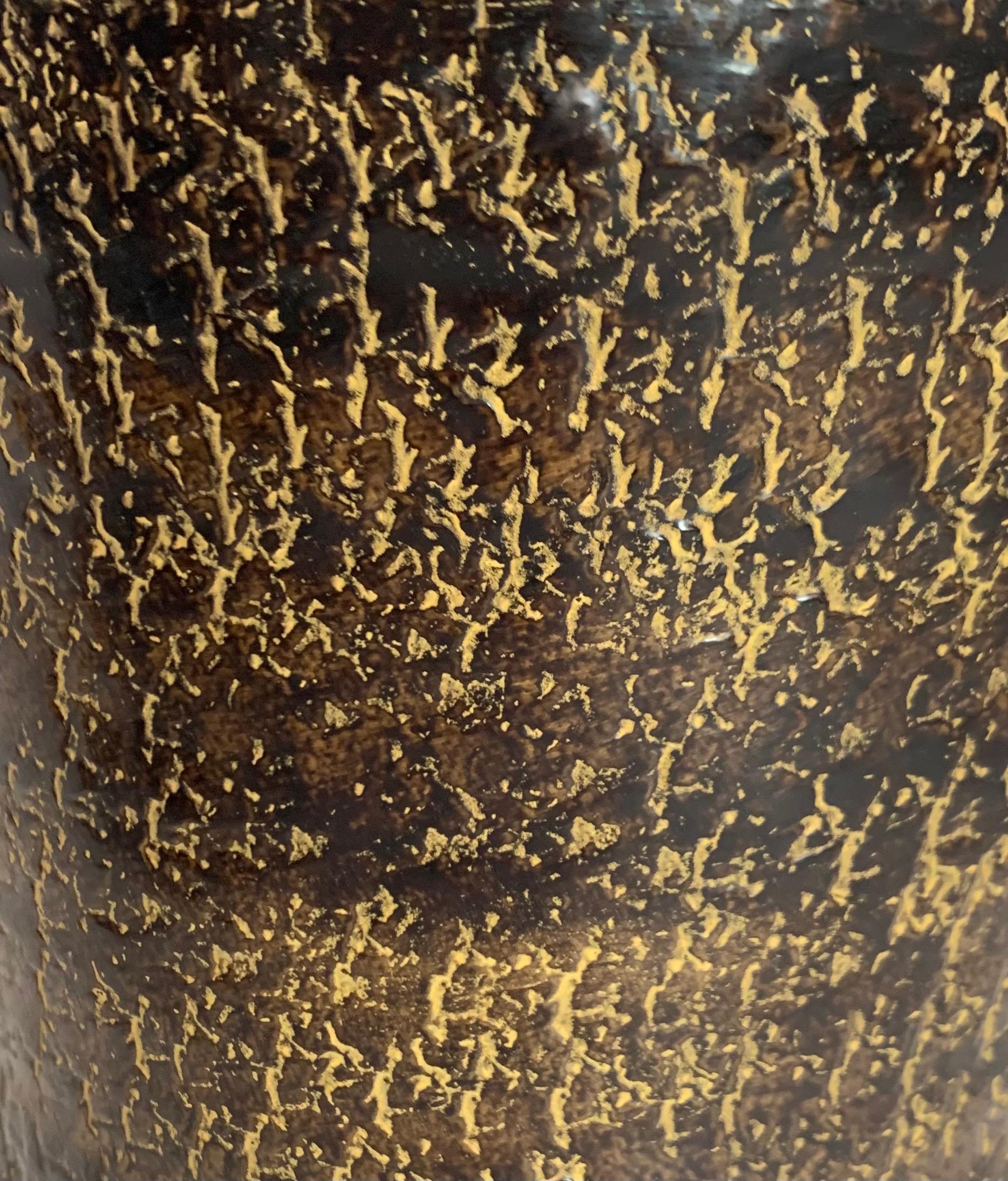 Zeitgenössische indische Metallvase mit dekorativem Gesamtmuster.
Dekorativer gebogener Ausguss.
Auch erhältlich und passt gut zu S5761 und S5759.