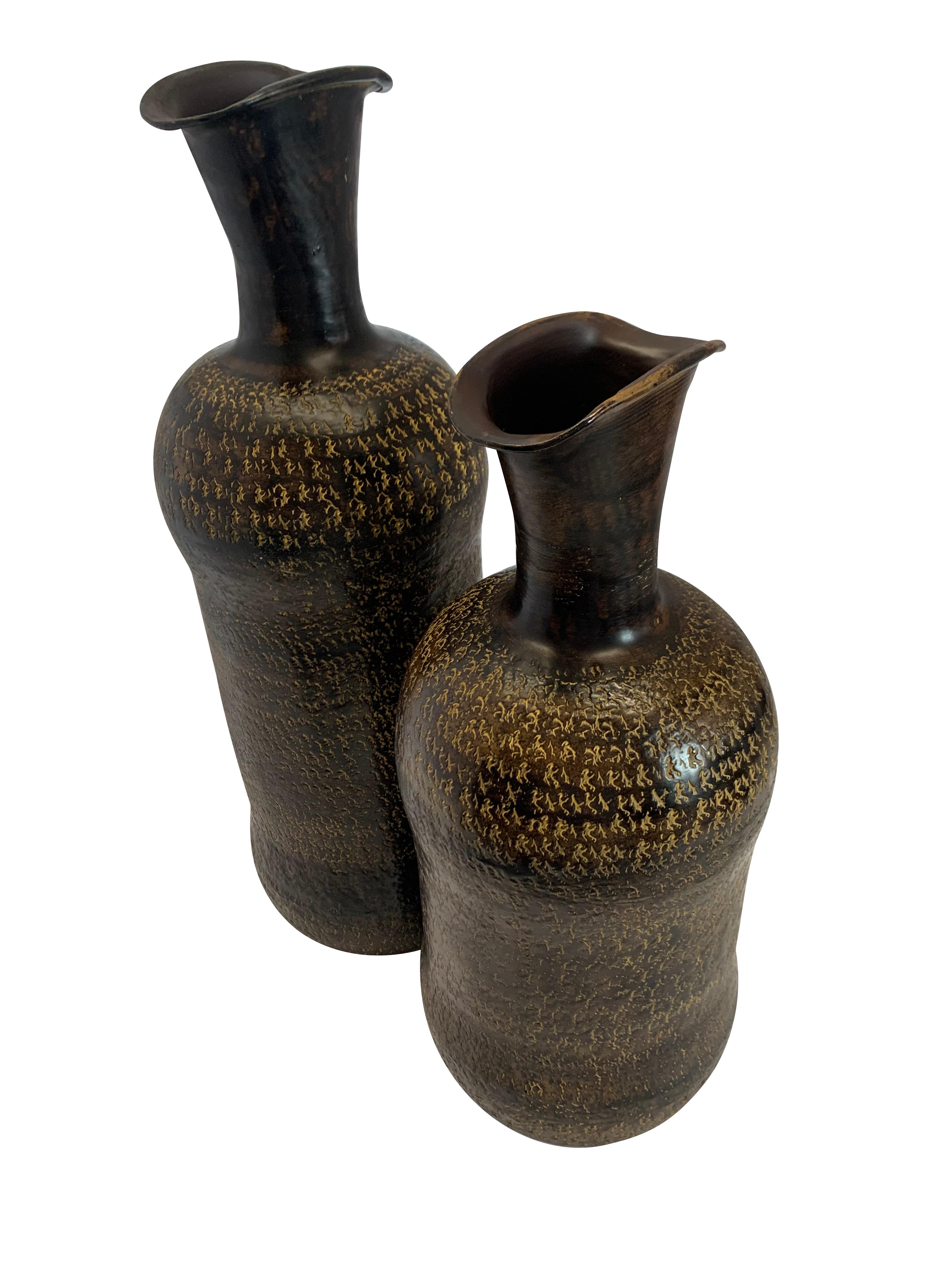 Braune Vase aus braunem gemustertem Metall, Indien, zeitgenössisch (Indisch) im Angebot