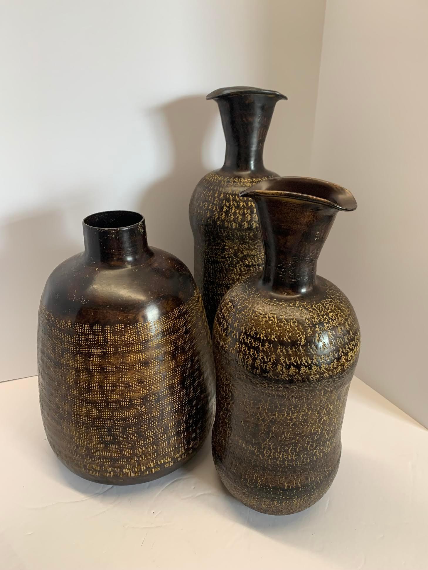 Braune Vase aus braunem gemustertem Metall, Indien, zeitgenössisch im Zustand „Neu“ im Angebot in New York, NY