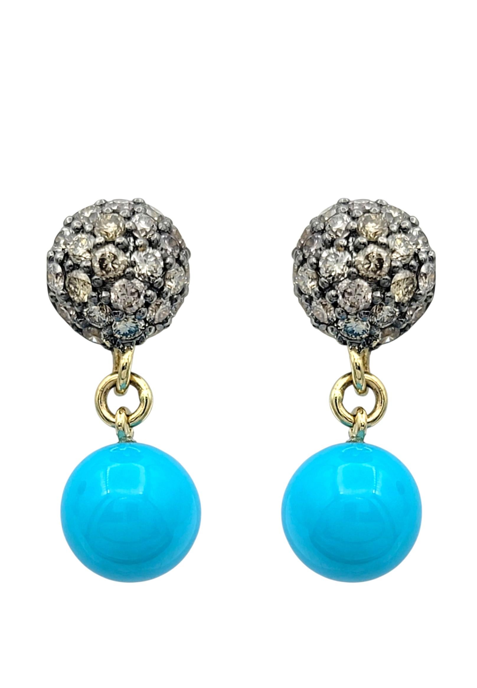 Questi eleganti orecchini sono caratterizzati da vibranti sfere di turchese che donano un vivace tocco di colore al design. Sopra ogni goccia di turchese si trova un grappolo a forma di cupola di diamanti marroni a taglio rotondo, che aggiungono un