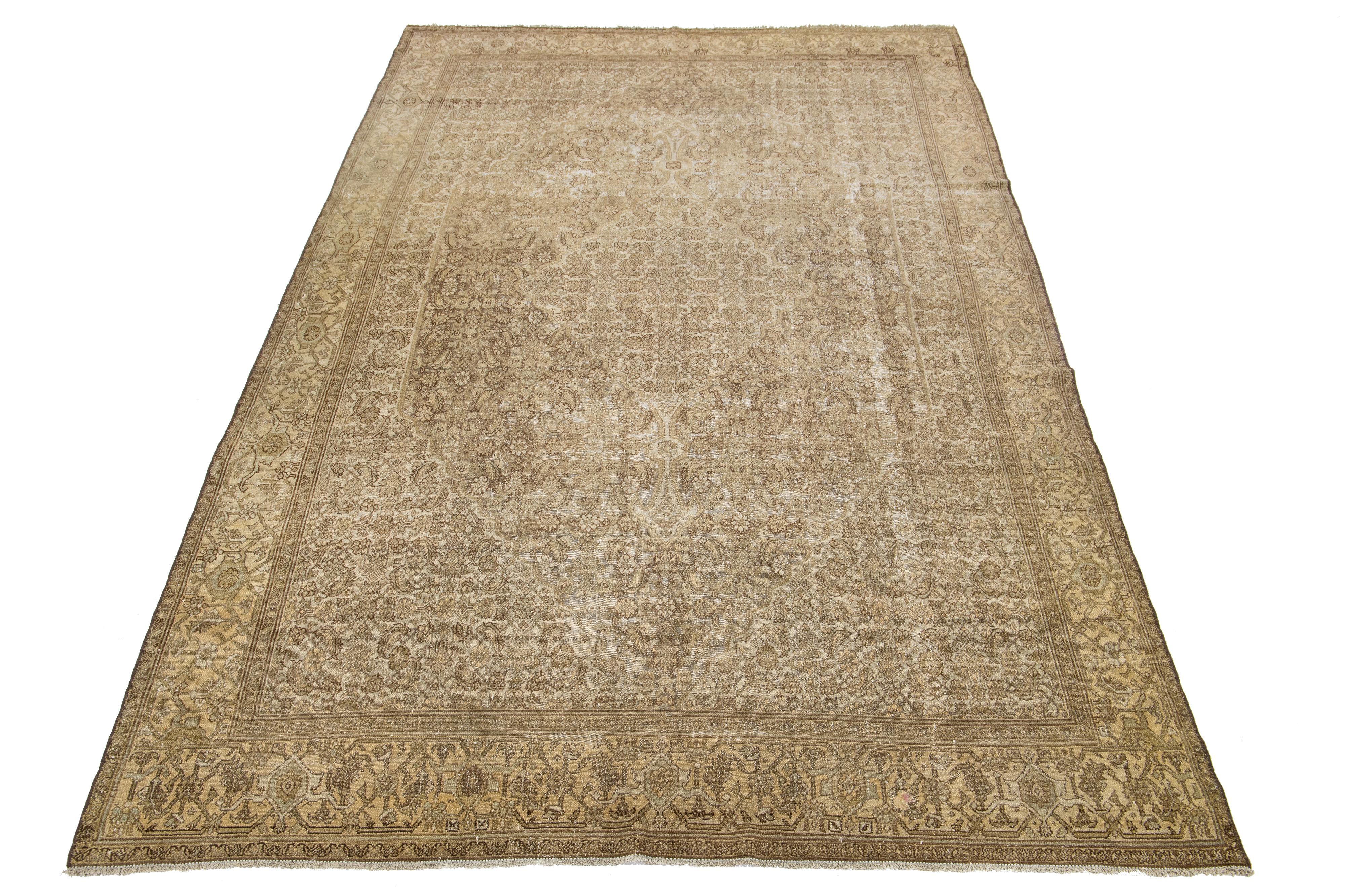 Schöner antiker persischer Malayer Teppich aus handgeknüpfter Wolle mit einem beigen Farbfeld. Dieser Perserteppich hat ein wunderschönes Medaillonmuster mit braunen Akzenten.

Dieser Teppich misst 6'11