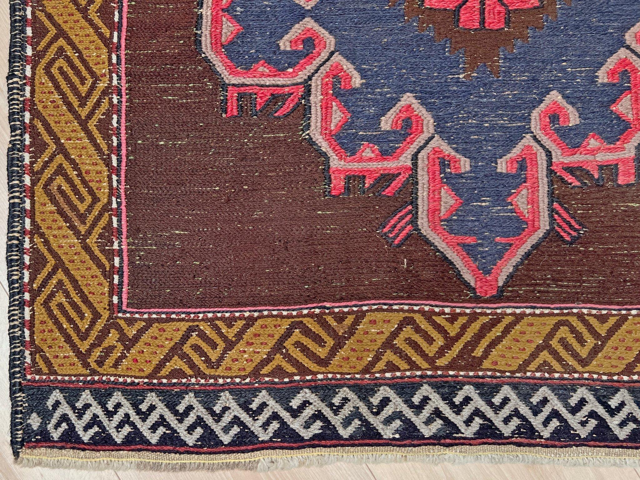 Soumak brun et rose • Tapis vintage turc en laine tissée à plat (2′10″×4′5″) • 1950s en vente 3