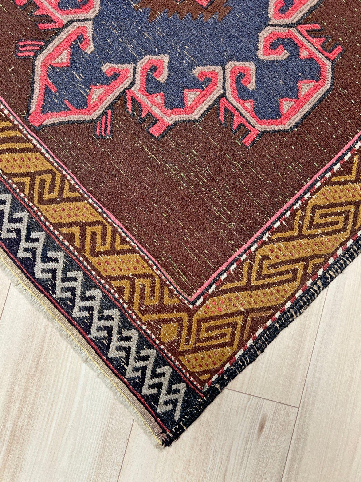 Soumak brun et rose • Tapis vintage turc en laine tissée à plat (2′10″×4′5″) • 1950s en vente 4