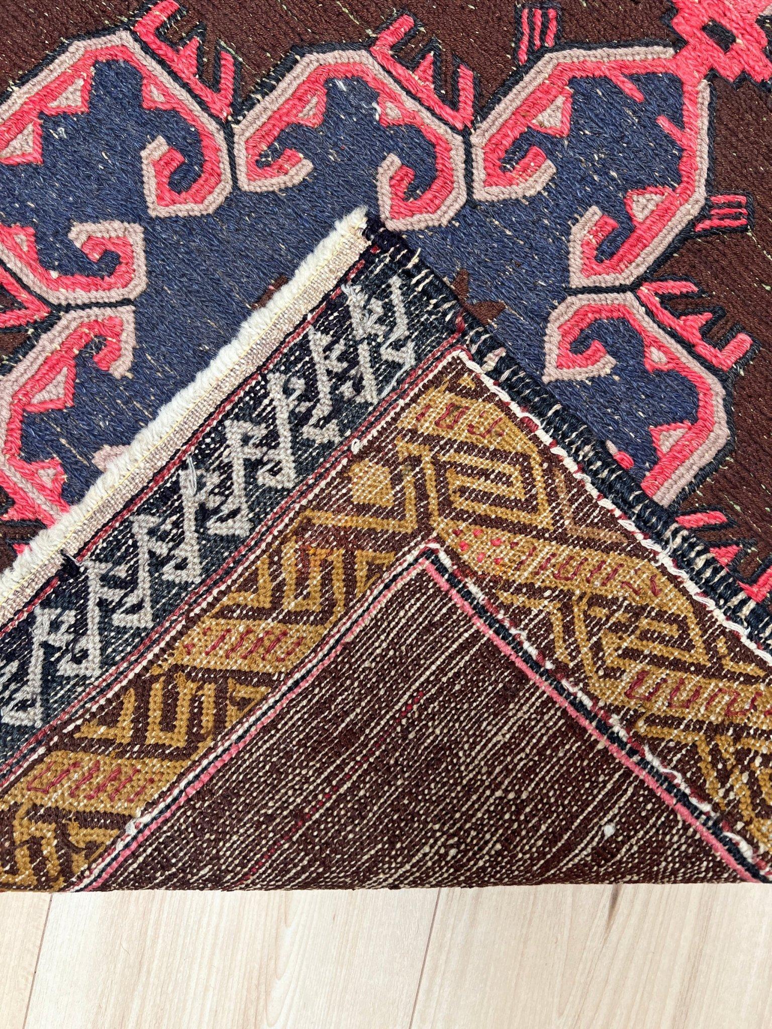 Soumak brun et rose • Tapis vintage turc en laine tissée à plat (2′10″×4′5″) • 1950s en vente 5