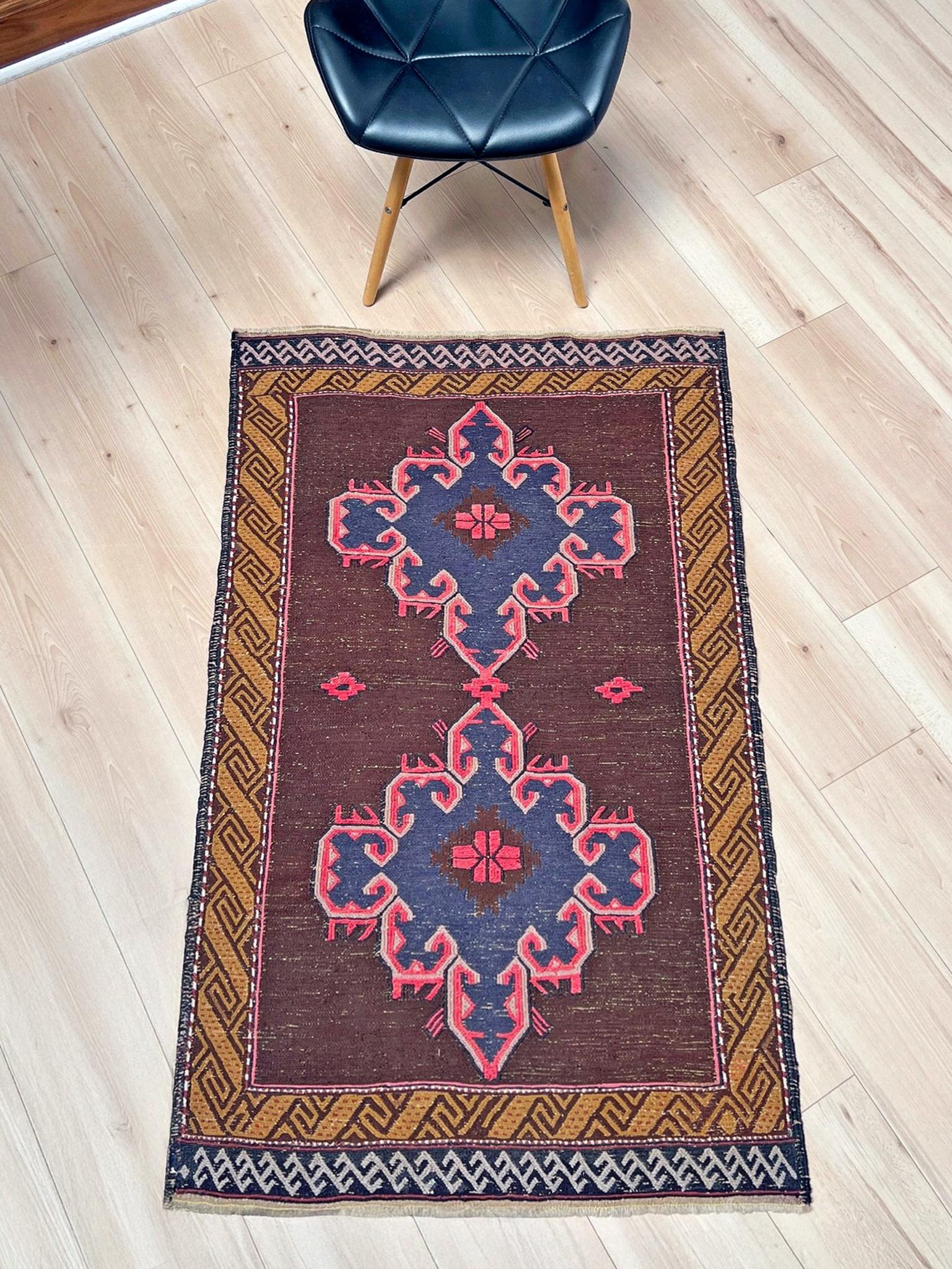 Bohème Soumak brun et rose • Tapis vintage turc en laine tissée à plat (2′10″×4′5″) • 1950s en vente