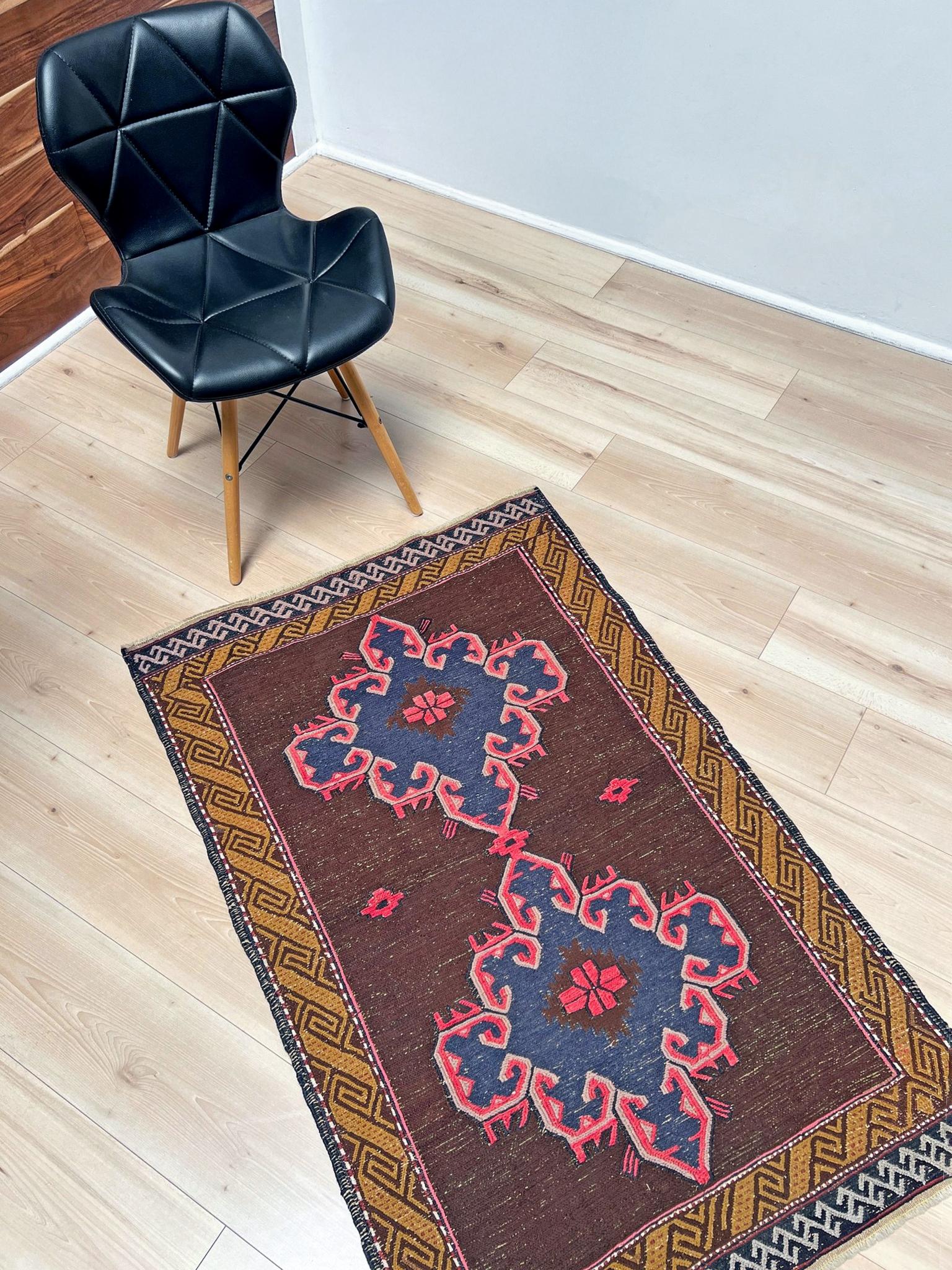 Arménien Soumak brun et rose • Tapis vintage turc en laine tissée à plat (2′10″×4′5″) • 1950s en vente