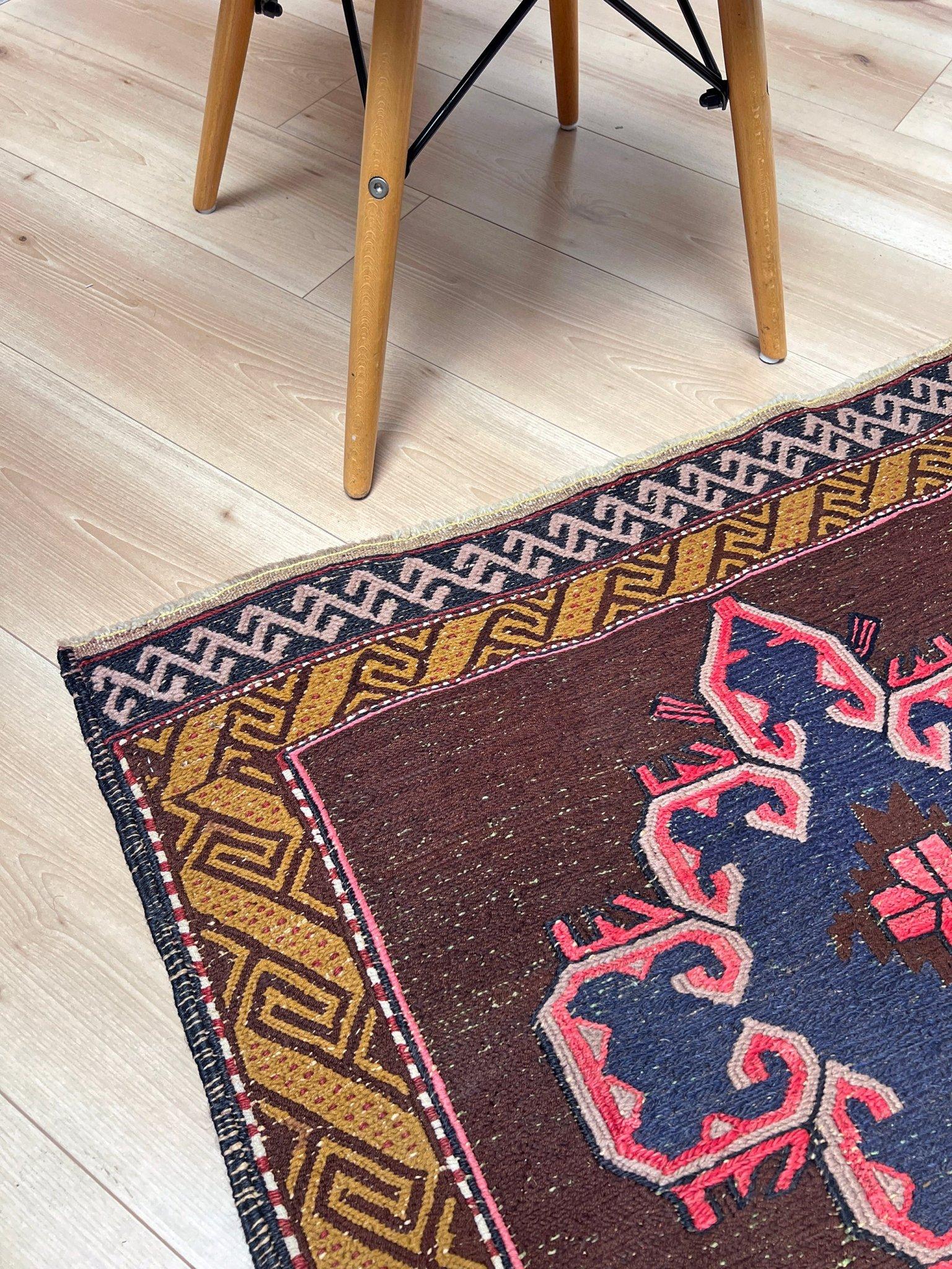 Tissé à la main Soumak brun et rose • Tapis vintage turc en laine tissée à plat (2′10″×4′5″) • 1950s en vente
