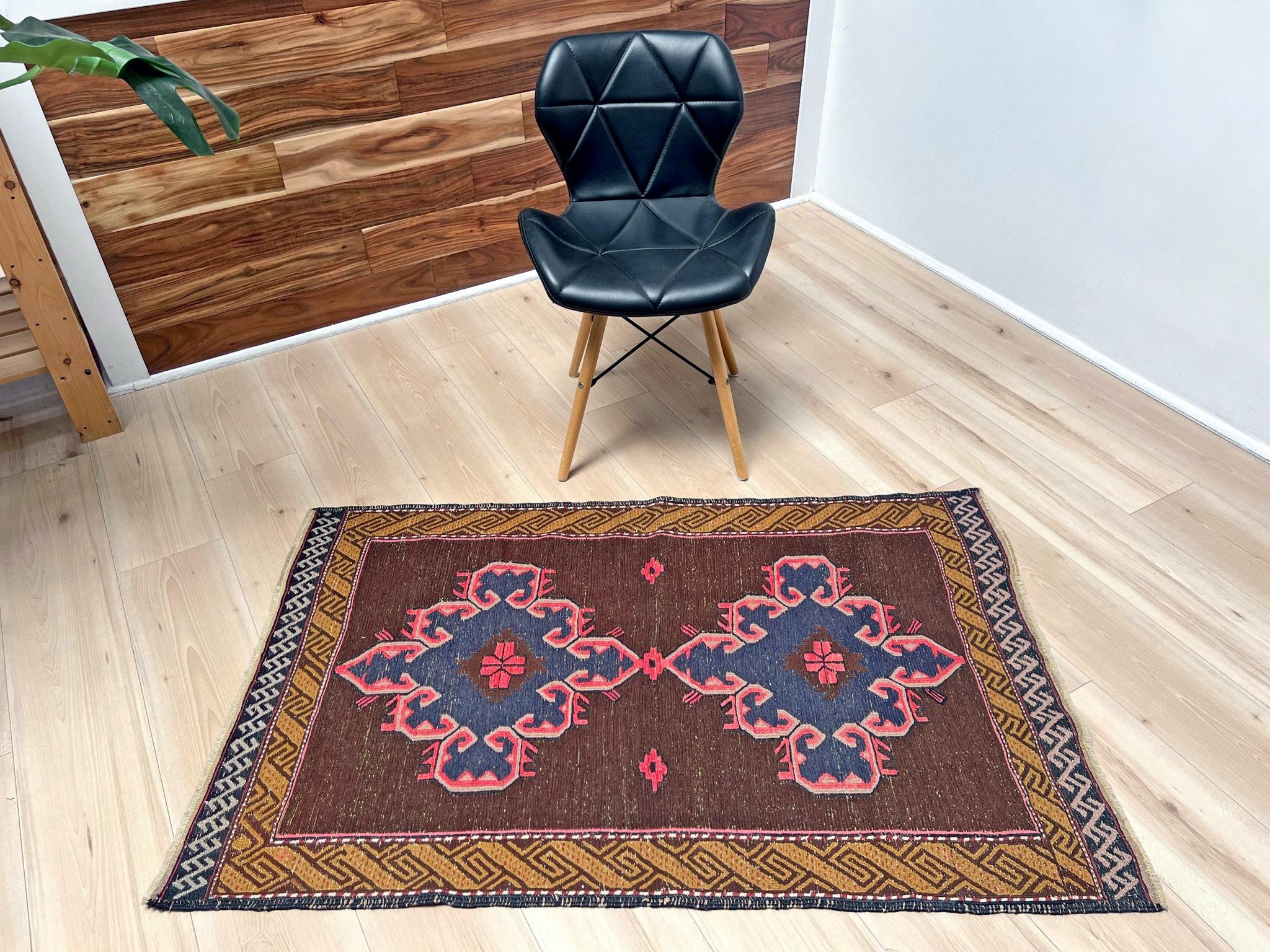 Soumak brun et rose • Tapis vintage turc en laine tissée à plat (2′10″×4′5″) • 1950s Bon état - En vente à Burlingame, CA