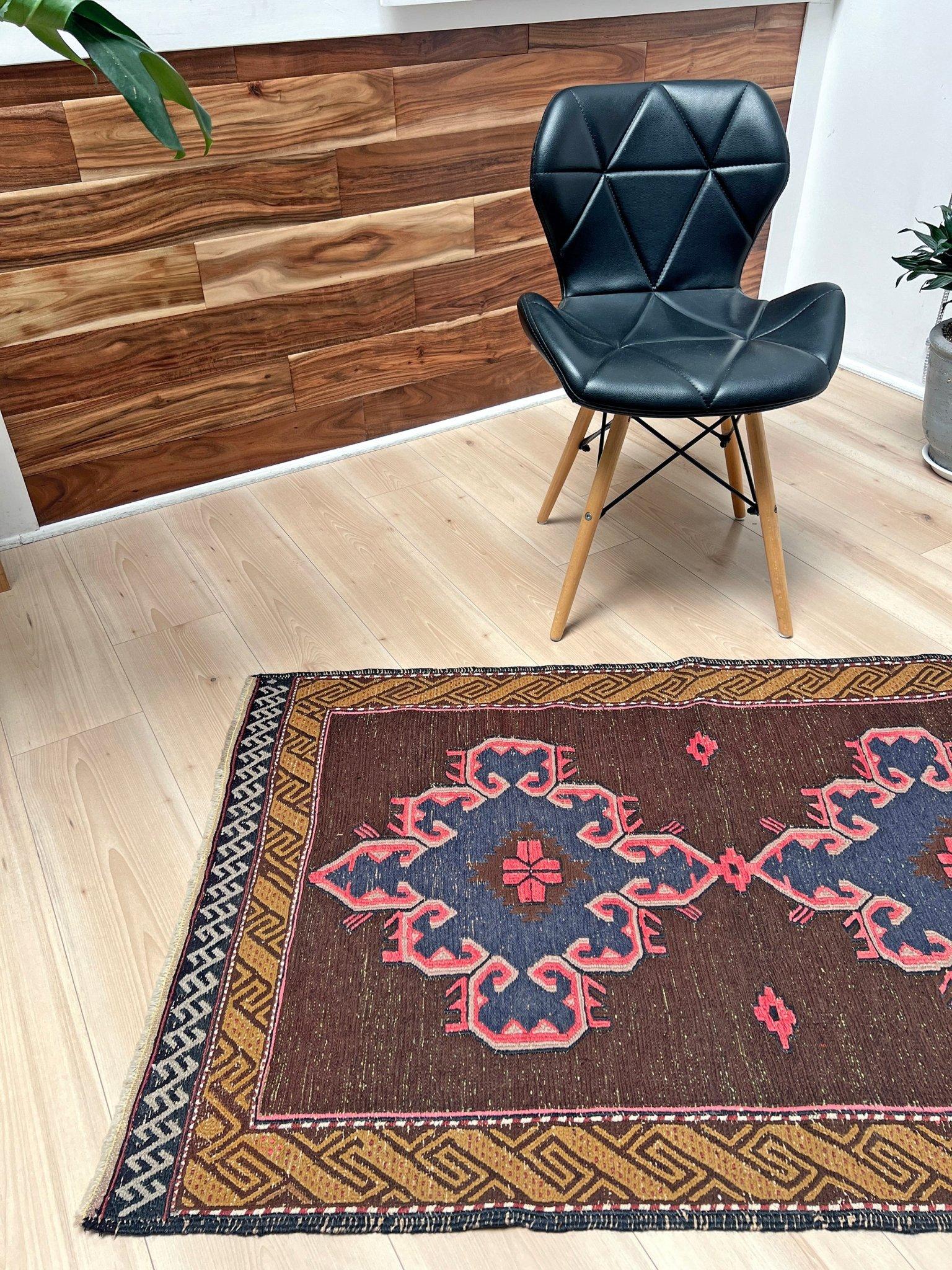 Milieu du XXe siècle Soumak brun et rose • Tapis vintage turc en laine tissée à plat (2′10″×4′5″) • 1950s en vente