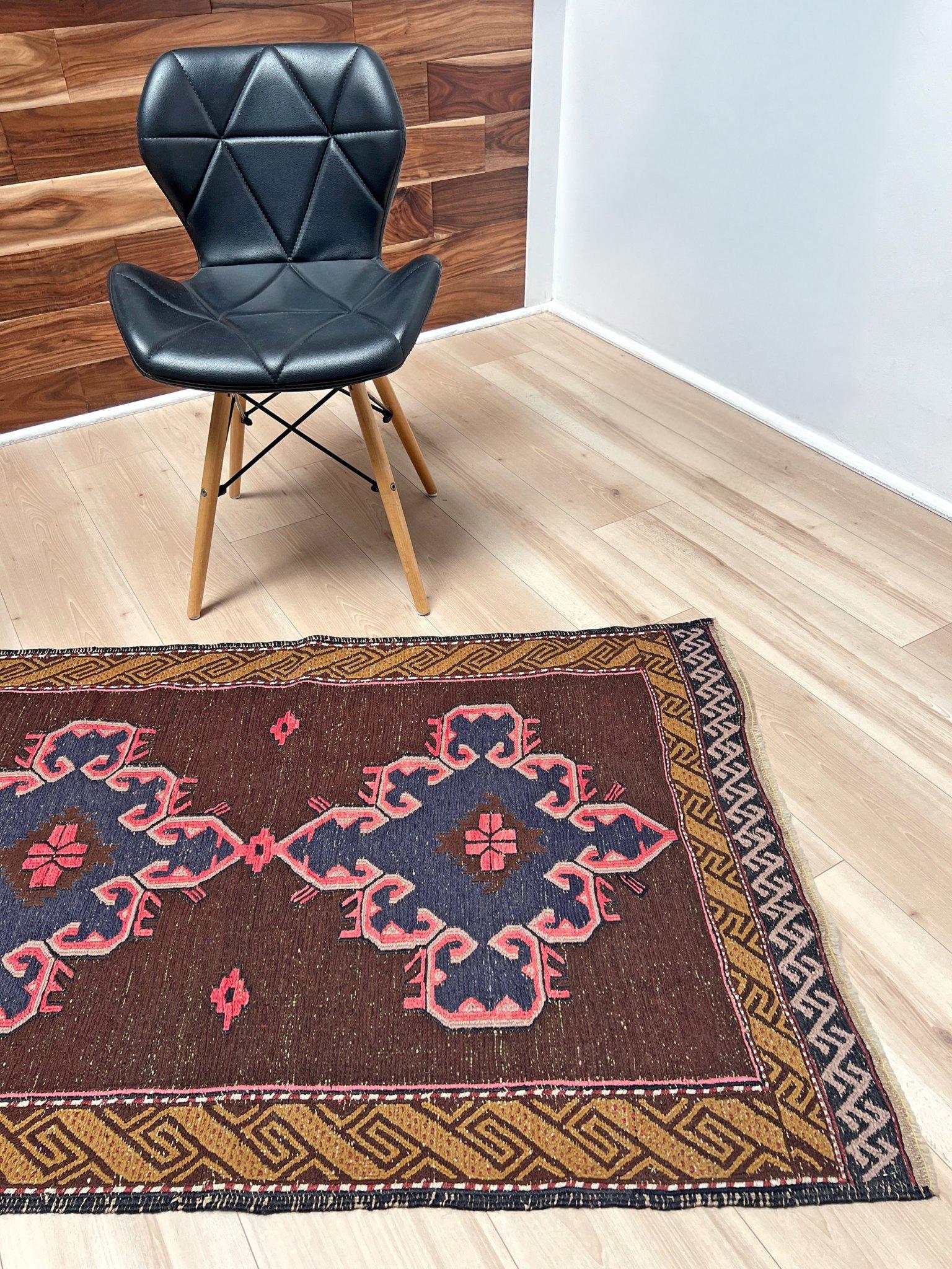 Laine Soumak brun et rose • Tapis vintage turc en laine tissée à plat (2′10″×4′5″) • 1950s en vente