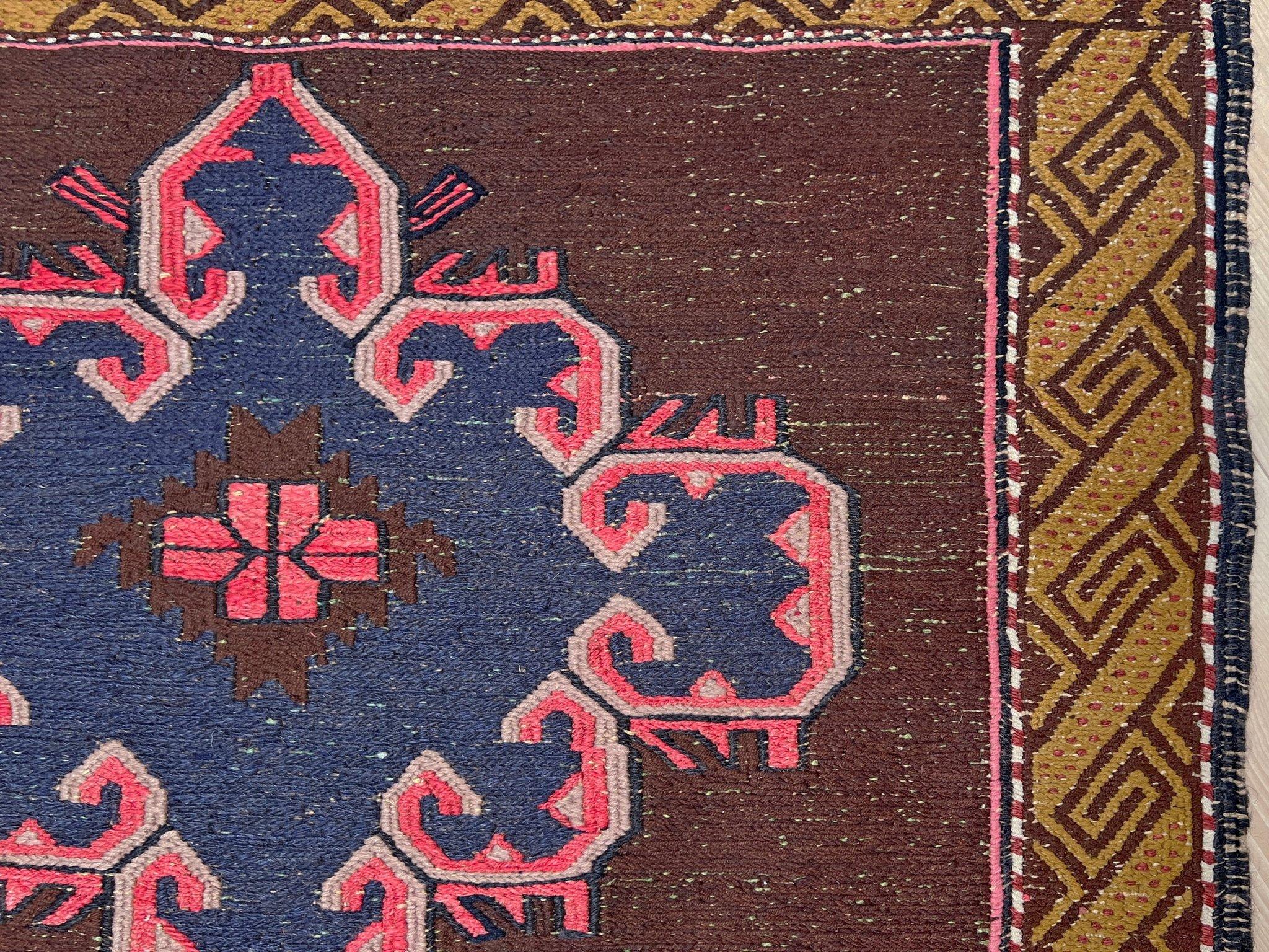Soumak brun et rose • Tapis vintage turc en laine tissée à plat (2′10″×4′5″) • 1950s en vente 1