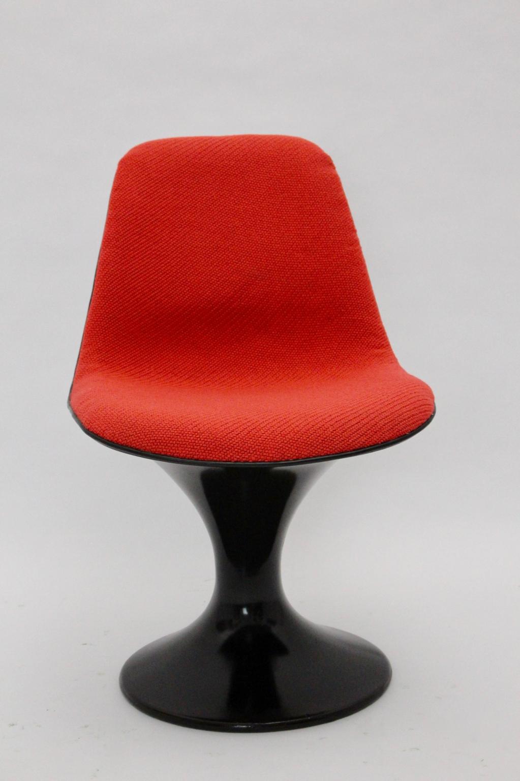 Vintage-Stuhl im Weltraumzeitalter, entworfen von Markus Farner und Walter Grunder um 1970 und ausgeführt von Herman Miller Zeeland, USA.
Dieser Stuhl hat ein braunes Kunststoffgestell und eine neu bezogene Sitzfläche mit einem hochwertigen roten