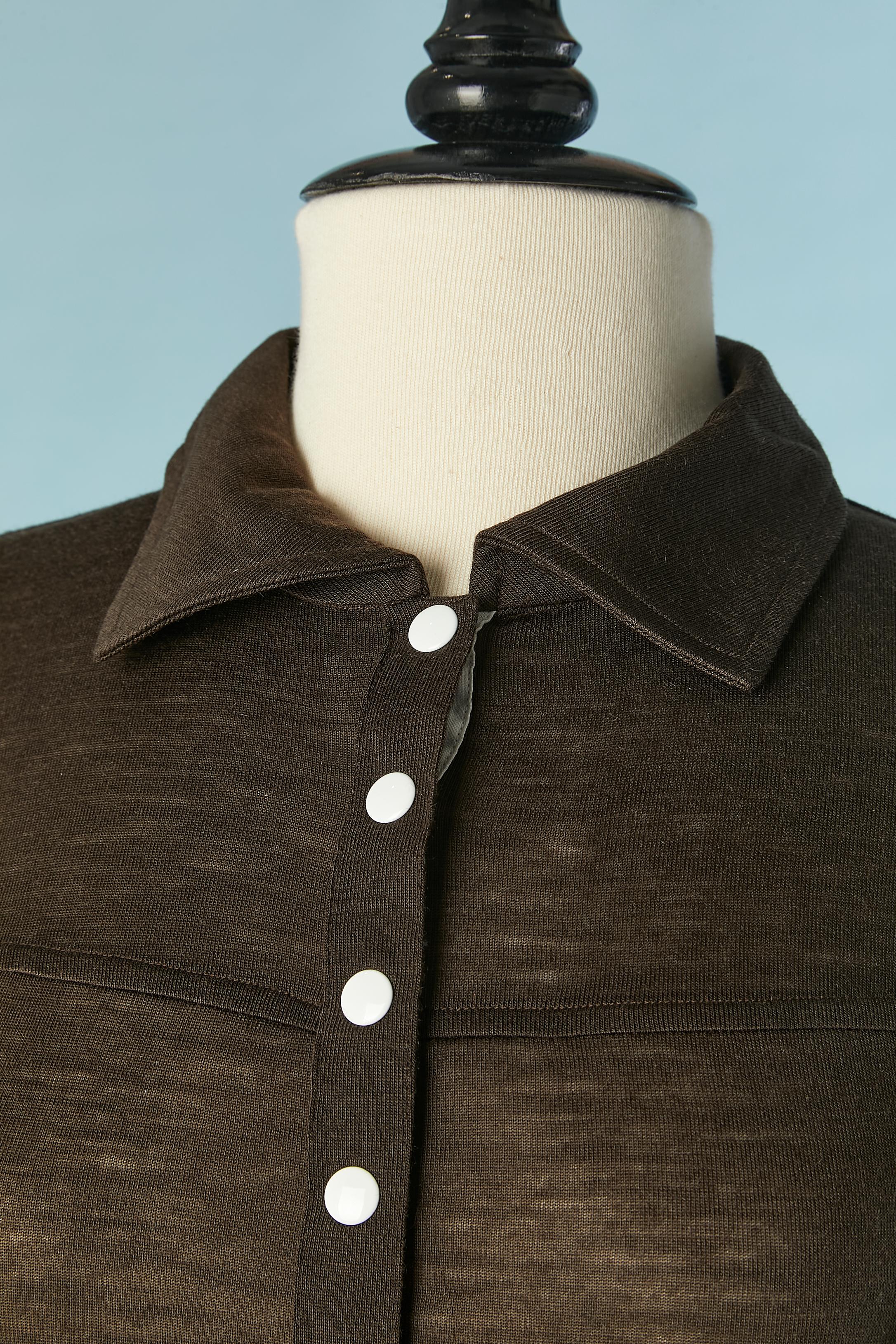 Polo marron avec bouton-pression blanc et manches longues. Composition du tissu principal : 100% acrylique. Les poignets sont également munis de boutons-pression. 
TAILLE 