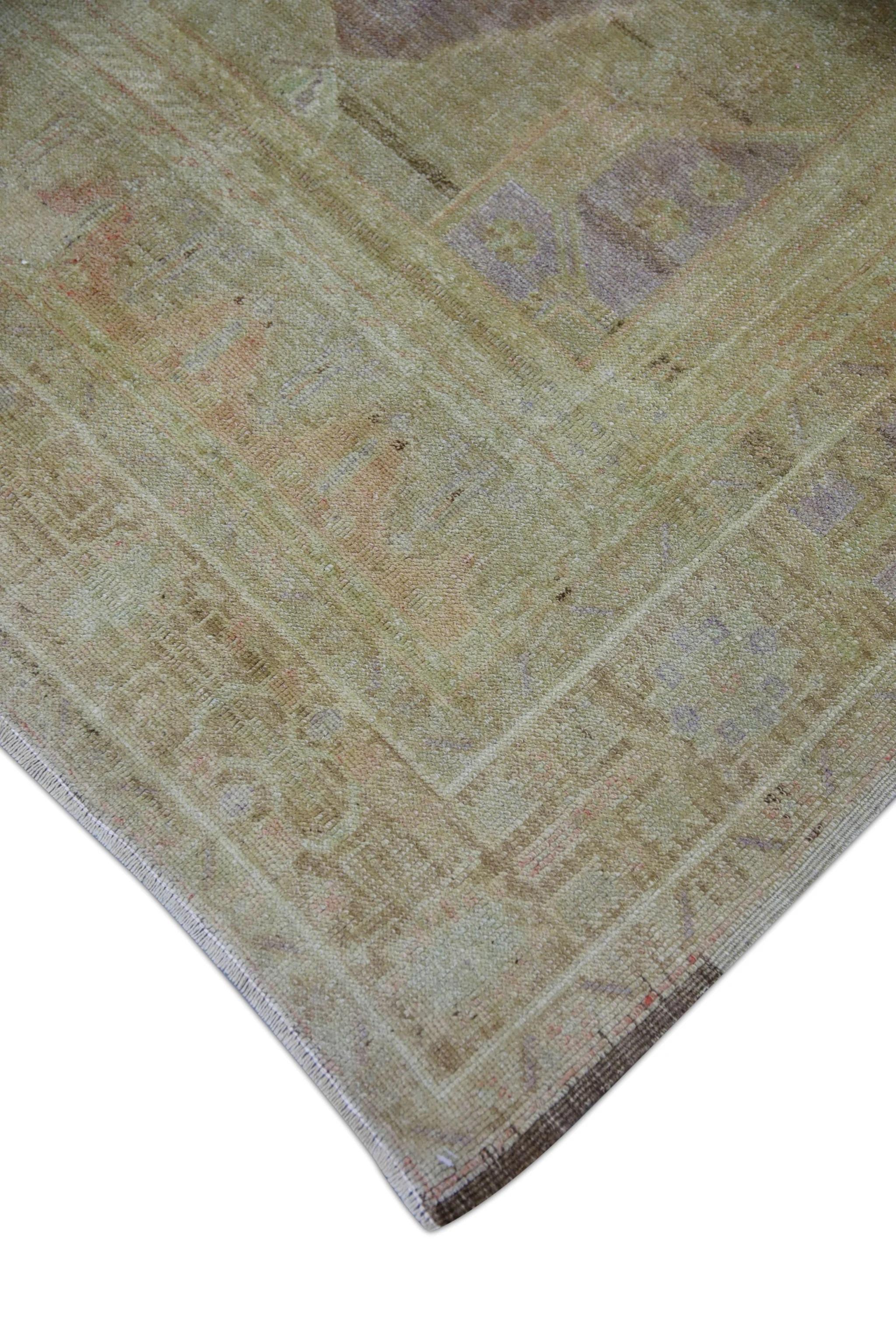 Cet exquis tapis Oushak turc vintage est un exemple stupéfiant de savoir-faire traditionnel et de beauté intemporelle. Noué à la main à partir de fibres de laine de qualité supérieure, ce tapis présente des motifs complexes et des couleurs vives qui