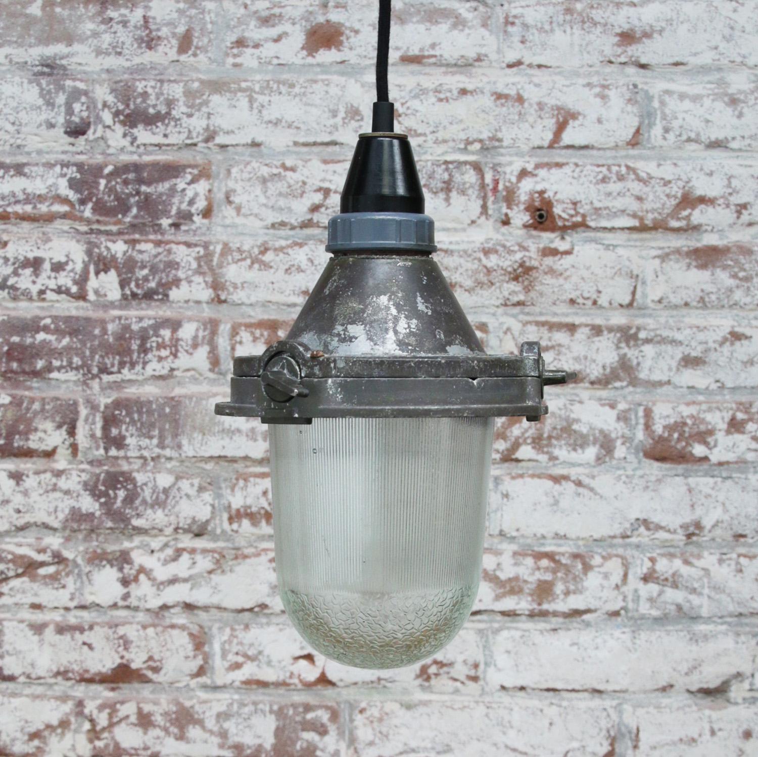 Moulage Lampes à suspension industrielles vintage en verre transparent à rayures marron et violettes en vente