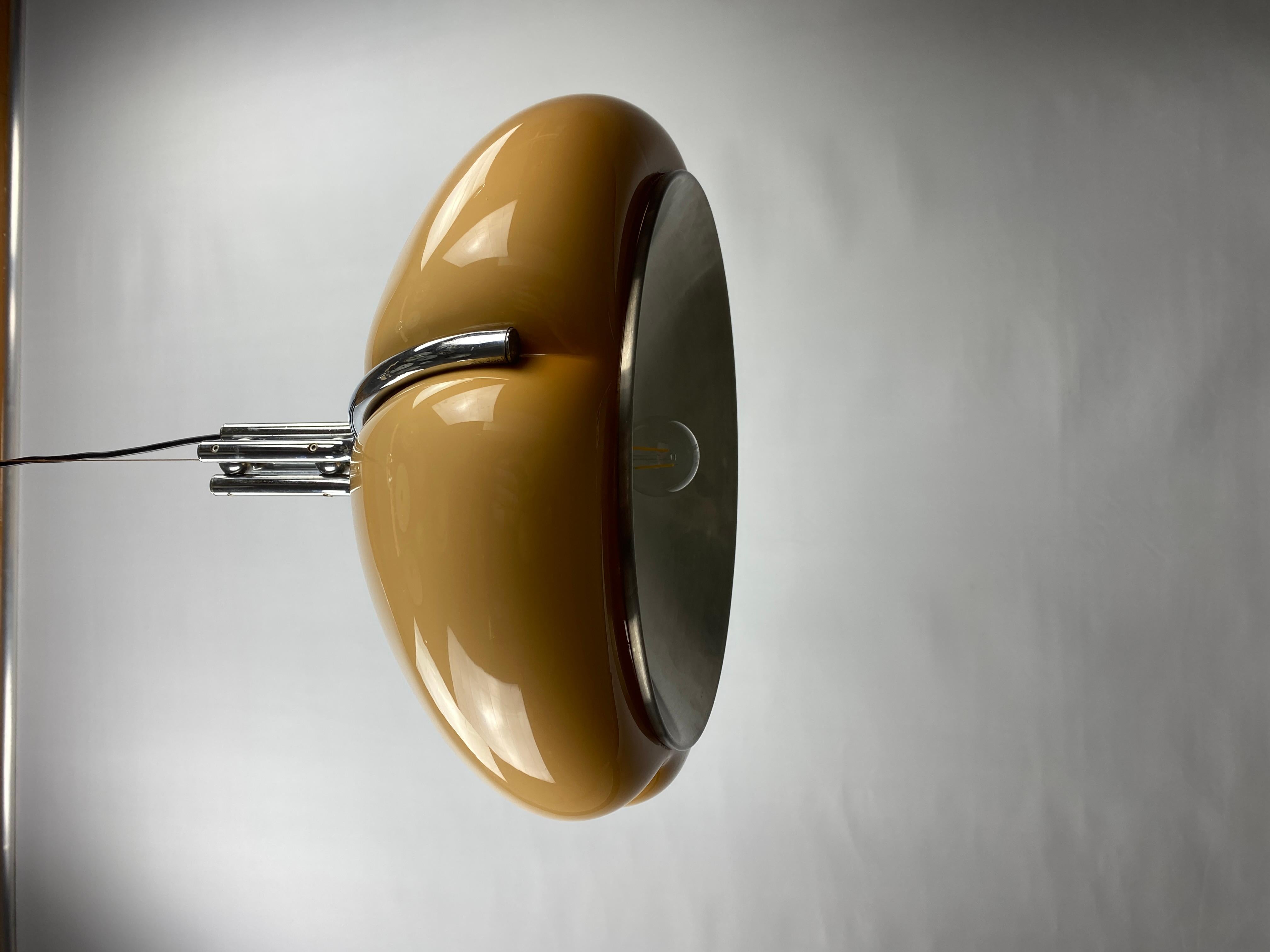 Cette lampe suspendue emblématique Quadrifoglio a été conçue par l'équipe de design de Harvey Guzzini, studio 6G, en Italie dans les années 60 pour Meblo, Yougoslavie.

Le Quadrifoglio est la signification italienne d'un trèfle à quatre feuilles.