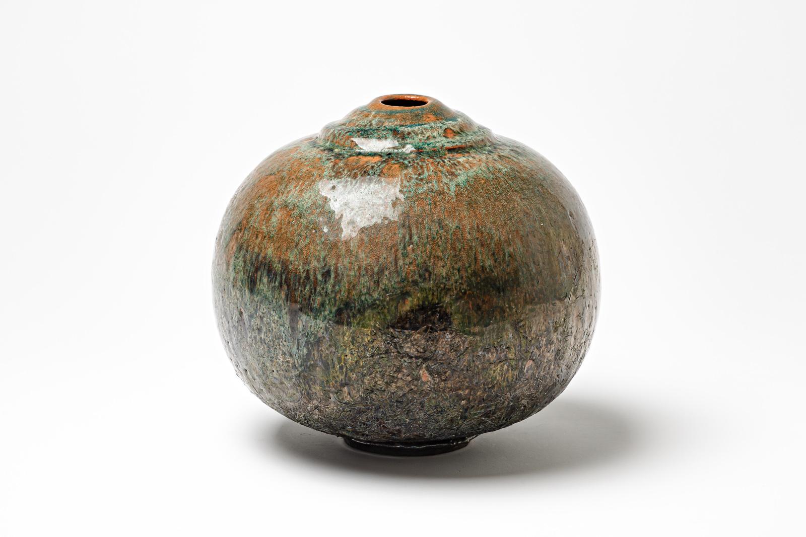 Vase en céramique émaillée brun/rouge et vert de Gisèle Buthod Garçon. 
Raku a tiré. Monogramme de l'artiste sous la base. Vers 1980-1990.
H : 8.7' x 7.8' pouces.
