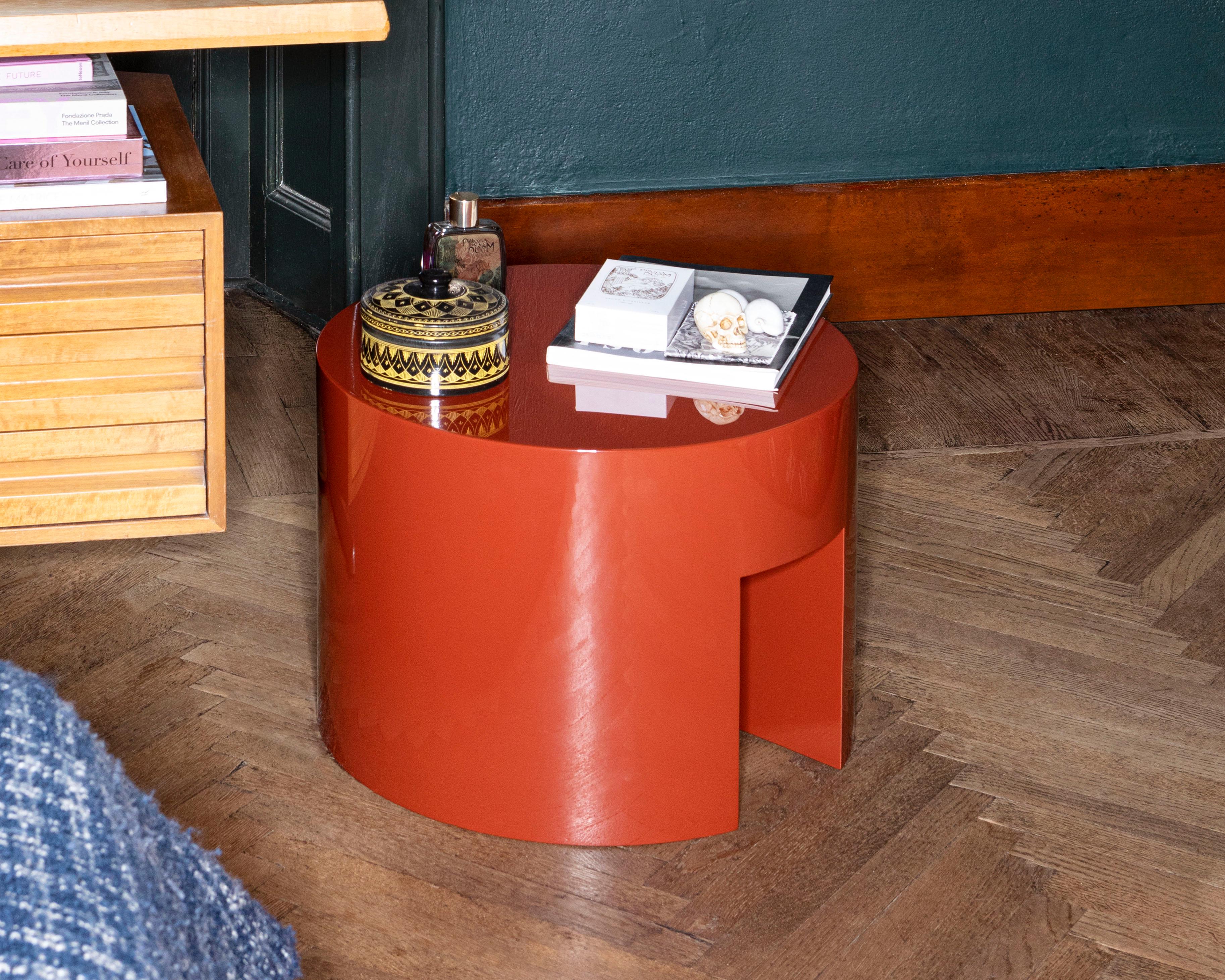 Table d'appoint Brown Red Maryland par Somaschini
Dimensions : D 50 x H 37 cm
MATERIAL : Structure monolithique en mdf allégé avec vidange. S 34-02, 118 Brun-rouge brillant.

Table d'appoint en N.118 laqué rouge brun brillant, 

A propos :