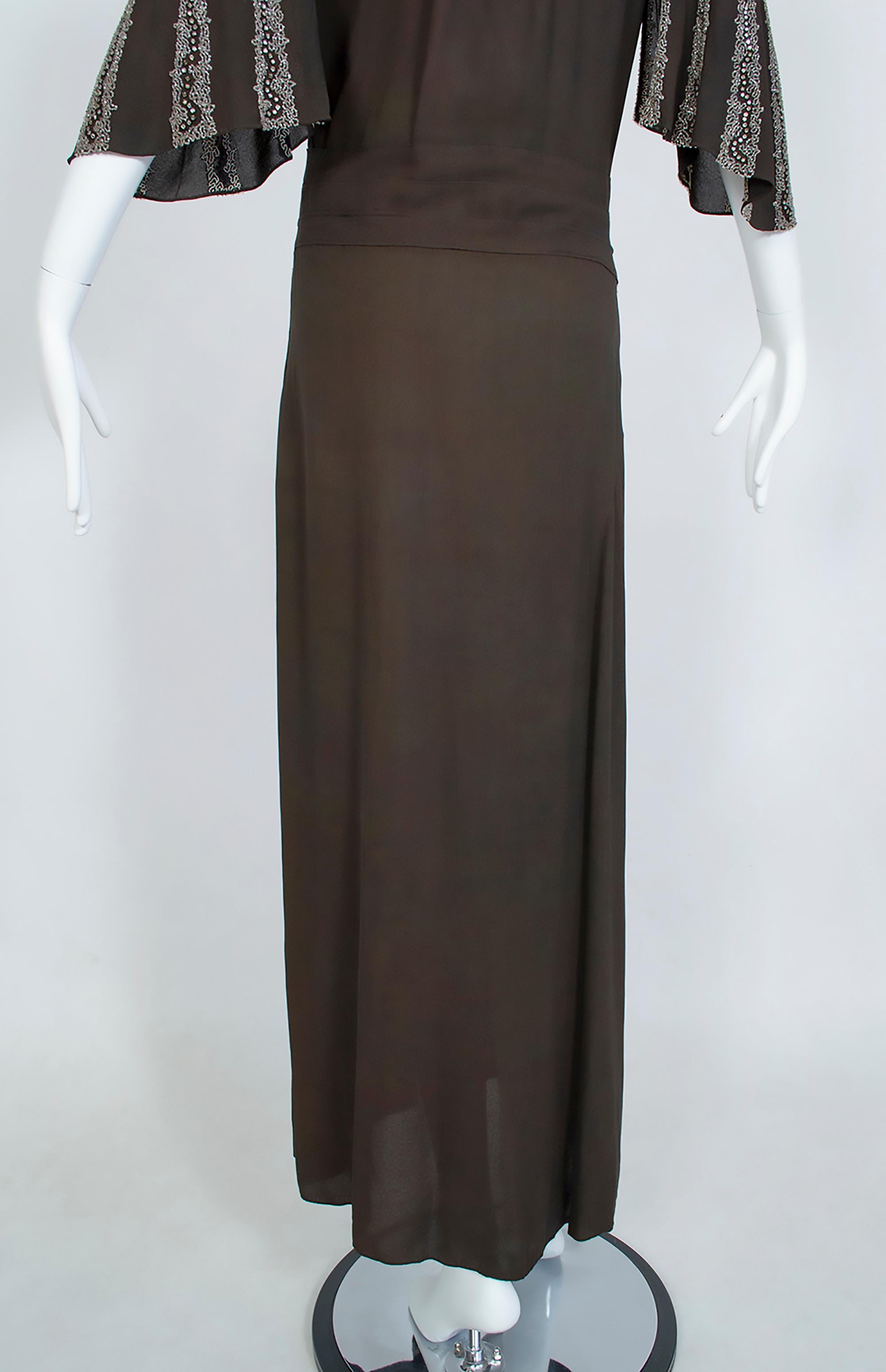 Abito a kimono in crêpe di seta marrone Regency con maniche a pipistrello in cristallo - Med, anni '30 in vendita 7