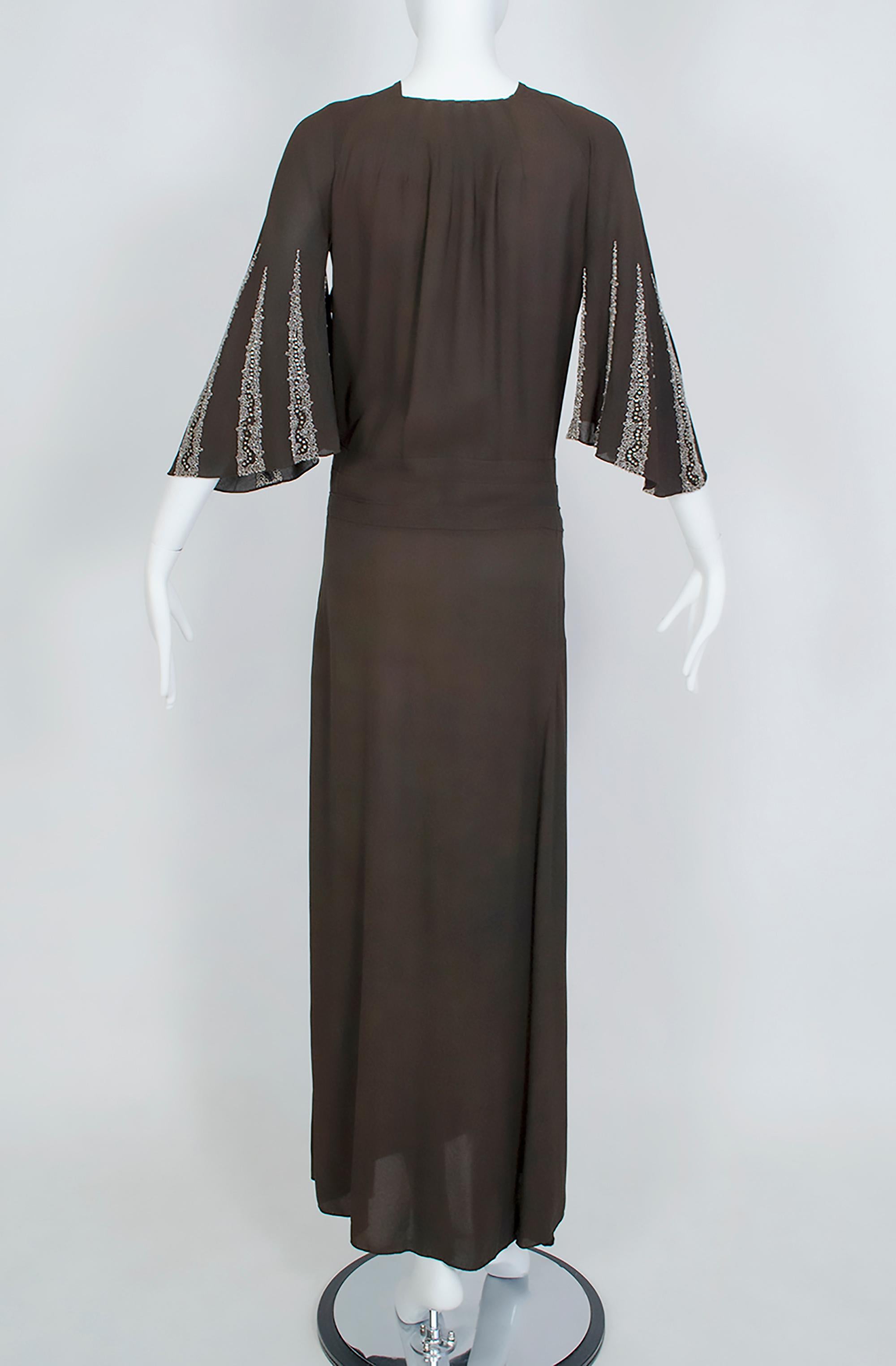 Abito a kimono in crêpe di seta marrone Regency con maniche a pipistrello in cristallo - Med, anni '30 In condizioni buone in vendita a Tucson, AZ