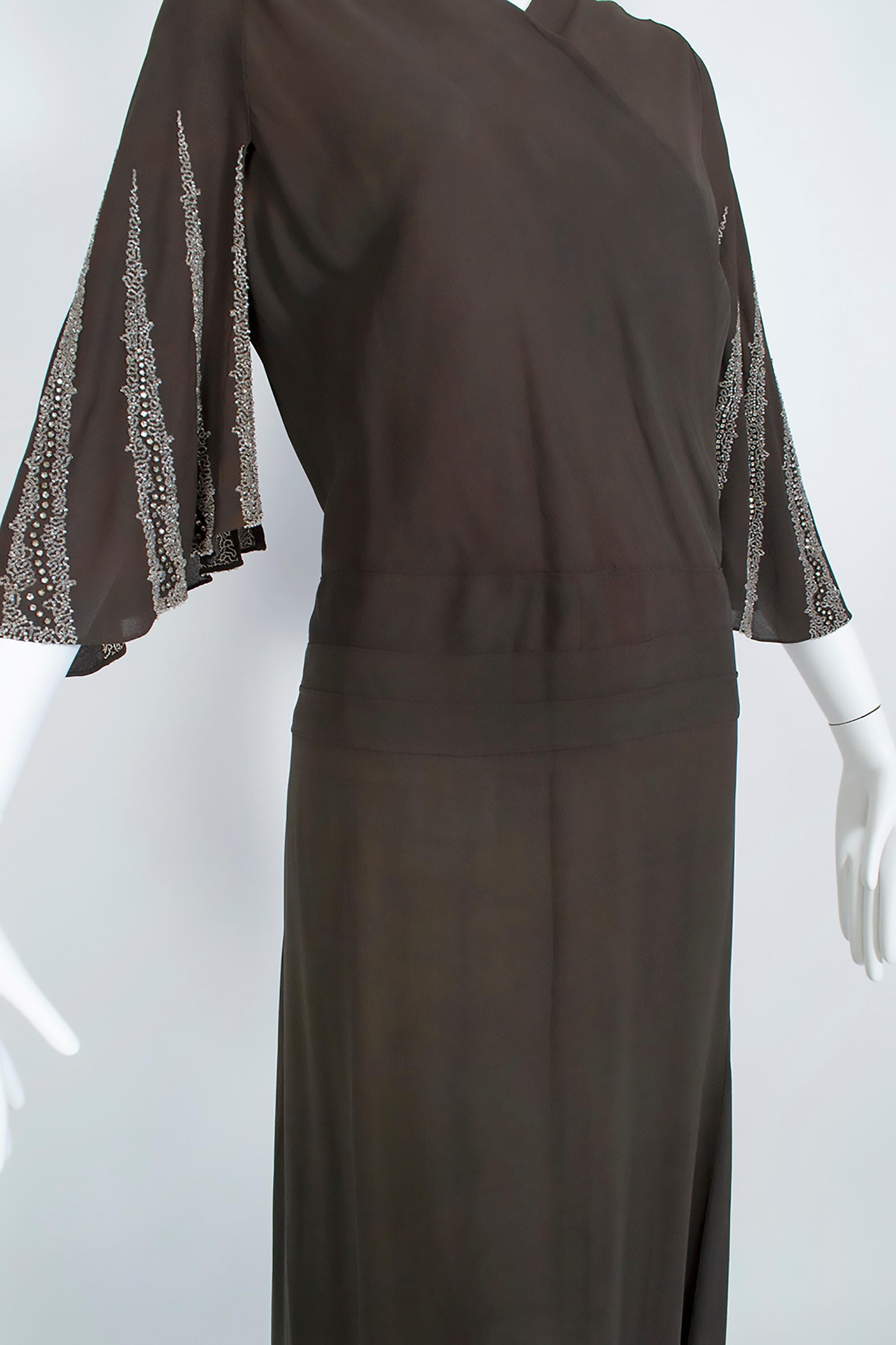 Donna Abito a kimono in crêpe di seta marrone Regency con maniche a pipistrello in cristallo - Med, anni '30 in vendita