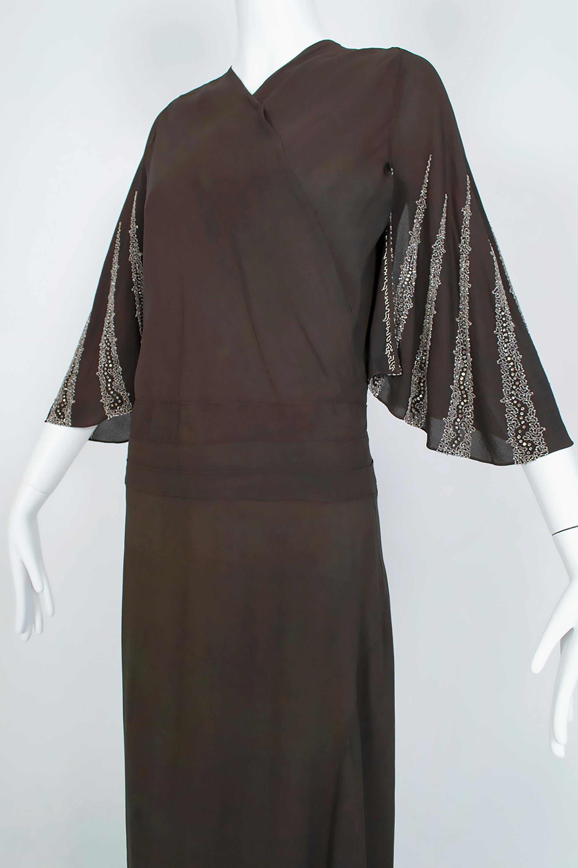 Abito a kimono in crêpe di seta marrone Regency con maniche a pipistrello in cristallo - Med, anni '30 in vendita 1