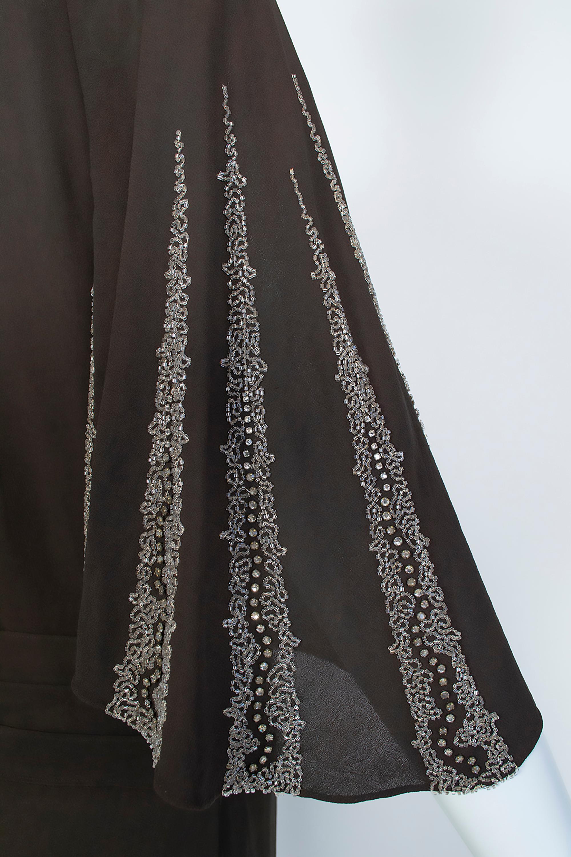 Abito a kimono in crêpe di seta marrone Regency con maniche a pipistrello in cristallo - Med, anni '30 in vendita 3