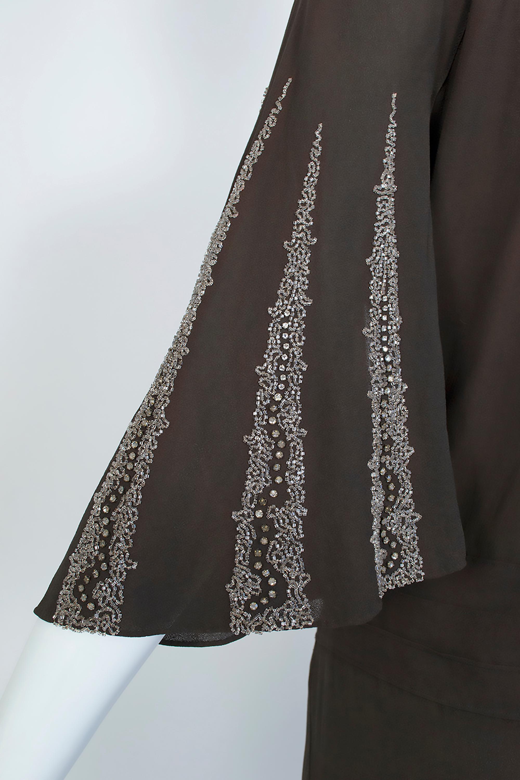 Abito a kimono in crêpe di seta marrone Regency con maniche a pipistrello in cristallo - Med, anni '30 in vendita 4