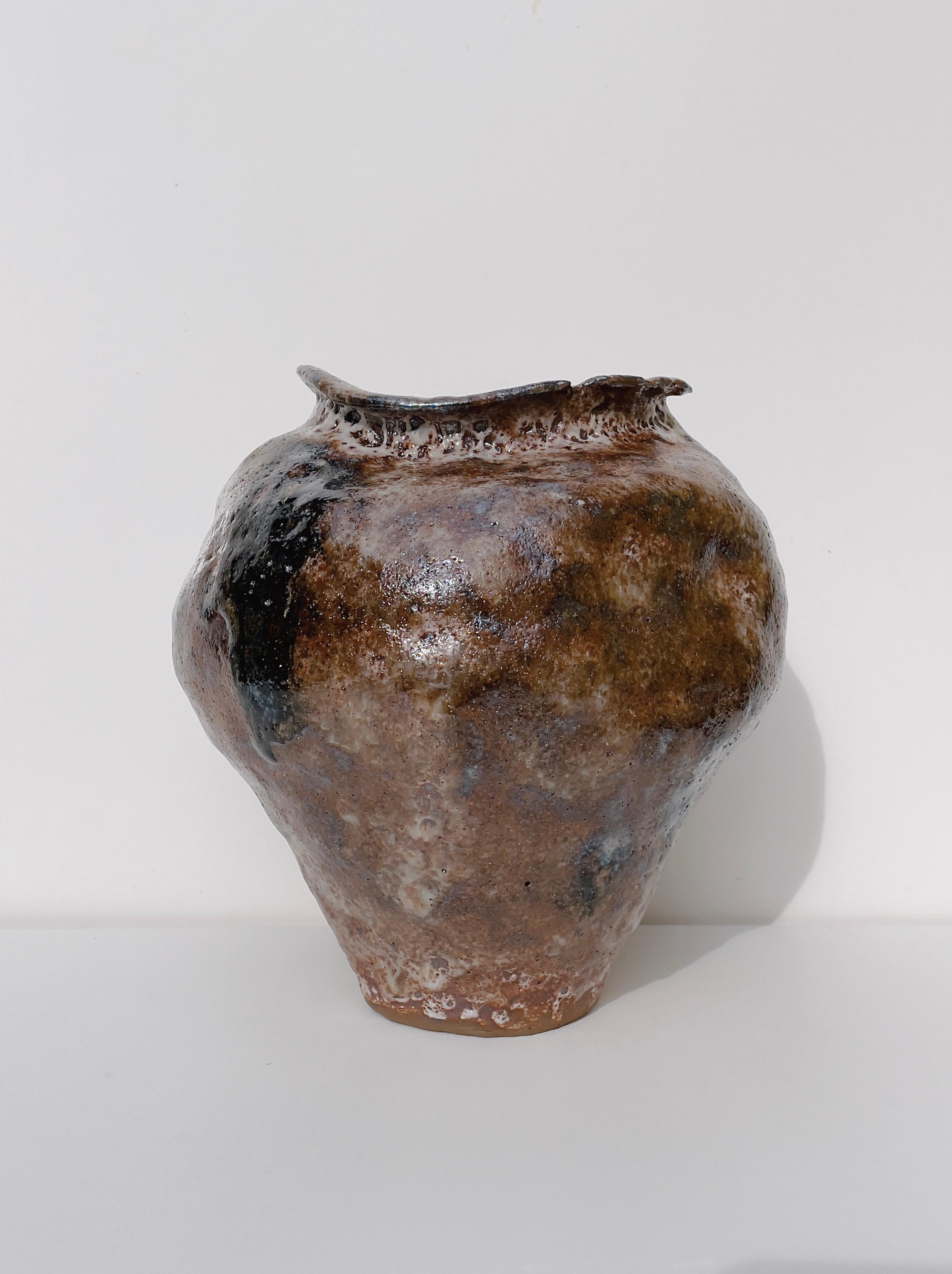 Brown rituals vase by Lisa Geue
Dimensions: D 24 x W 22 x H 22,5 cm
Materials: Terracotta, Shino glazes, Soda, shell remnants.
Non-functional.

By researching ancient and indigenous rites, practices, and rituals, Geue observes the meaning of