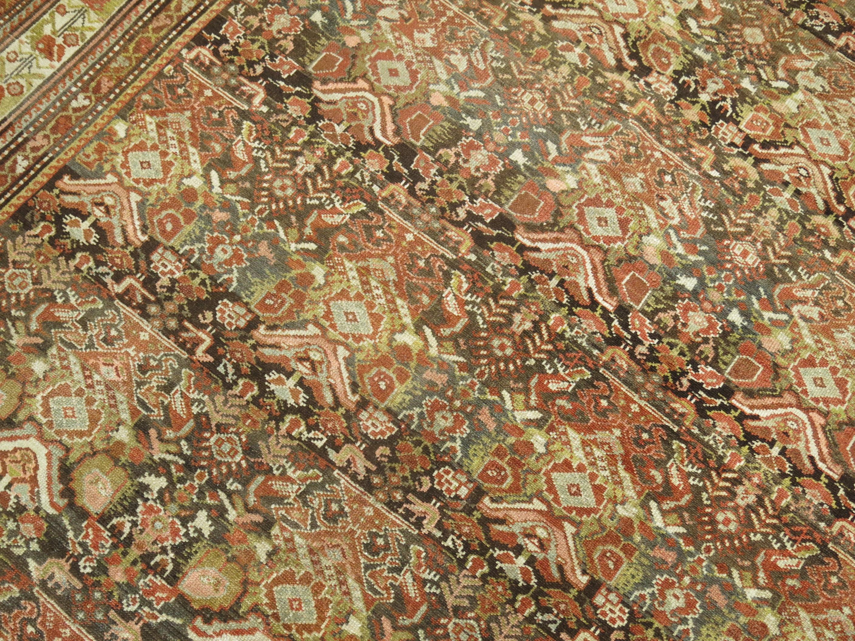 Antiker persischer Malayer-Teppich in Braun in Zimmergröße im Zustand „Gut“ im Angebot in New York, NY
