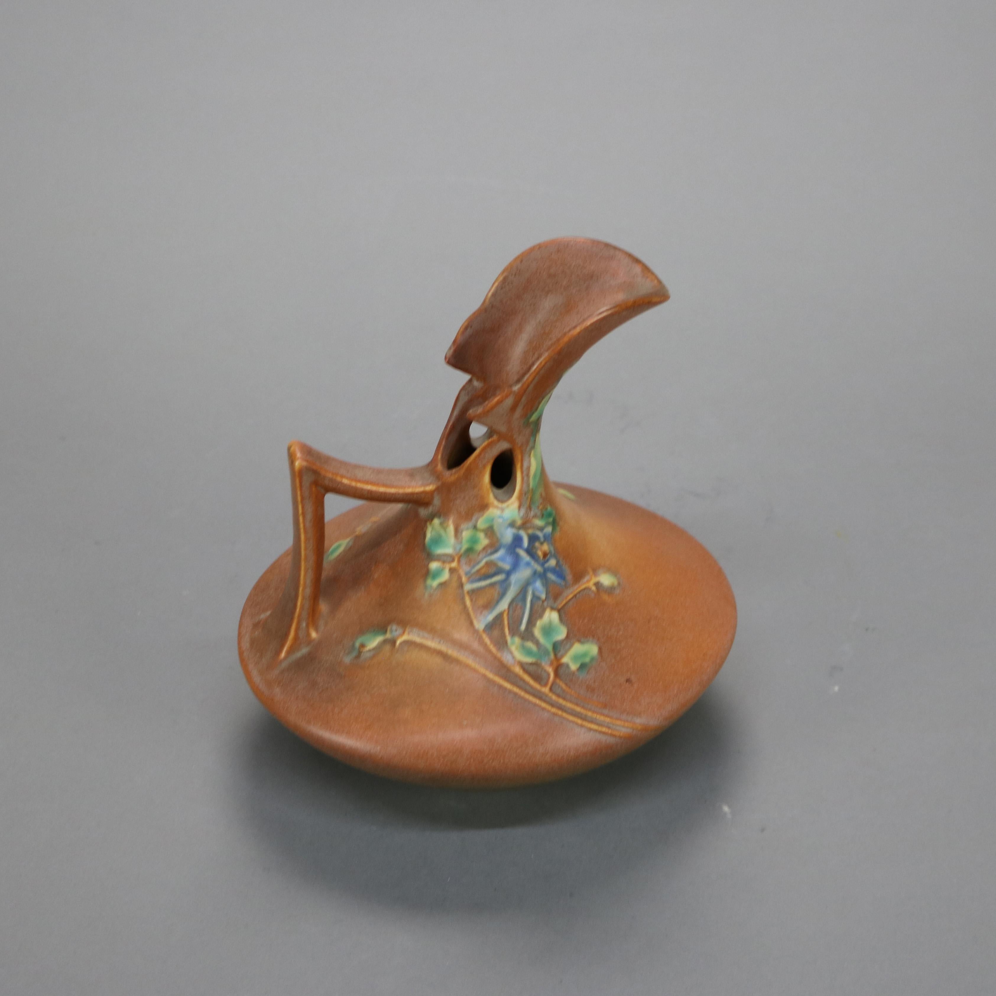 Aiguière Art Déco à motif de colombine en poterie d'art brune de Roseville Milieu du 20e siècle

Dimensions - 7 