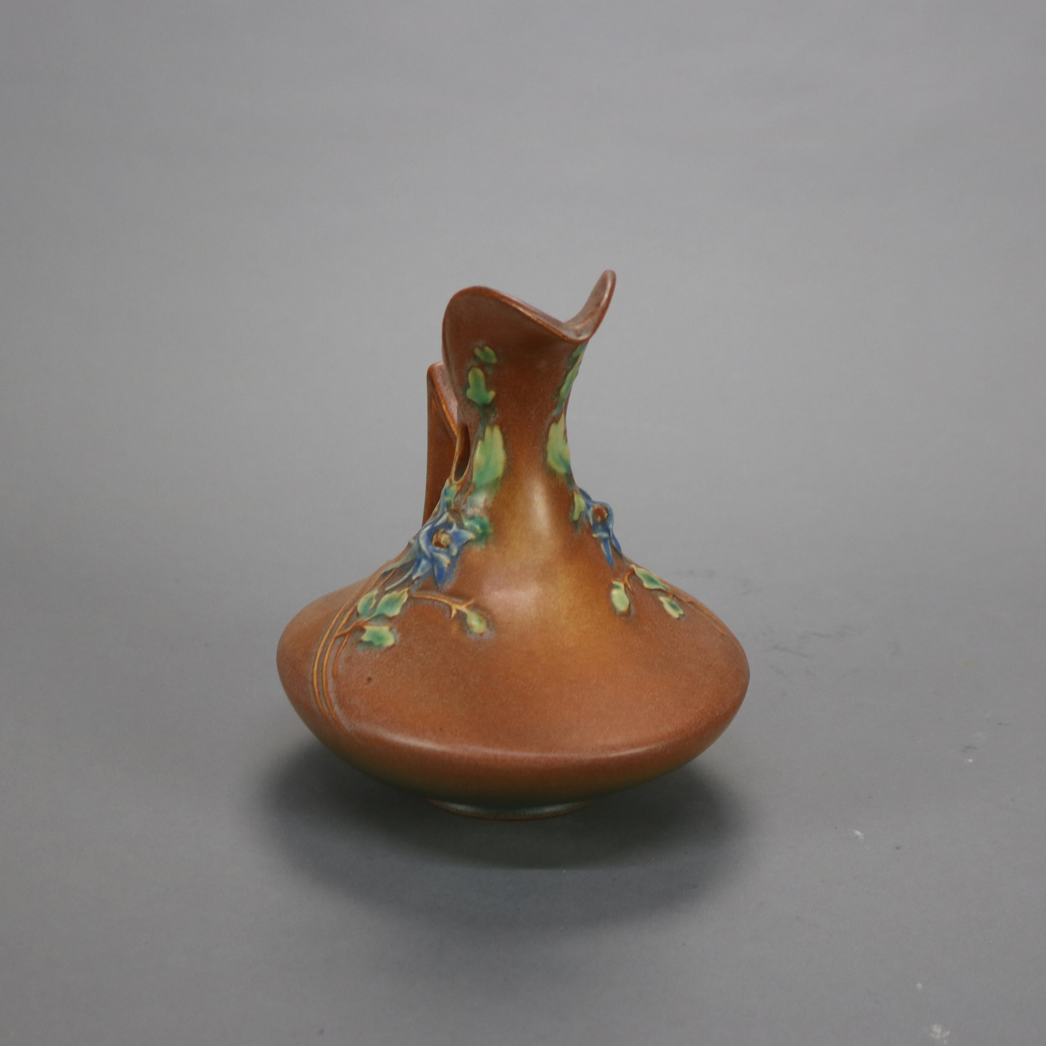 Aiguière Art Déco à motif de colombine en poterie d'art brune de Roseville Milieu du 20e siècle Bon état - En vente à Big Flats, NY