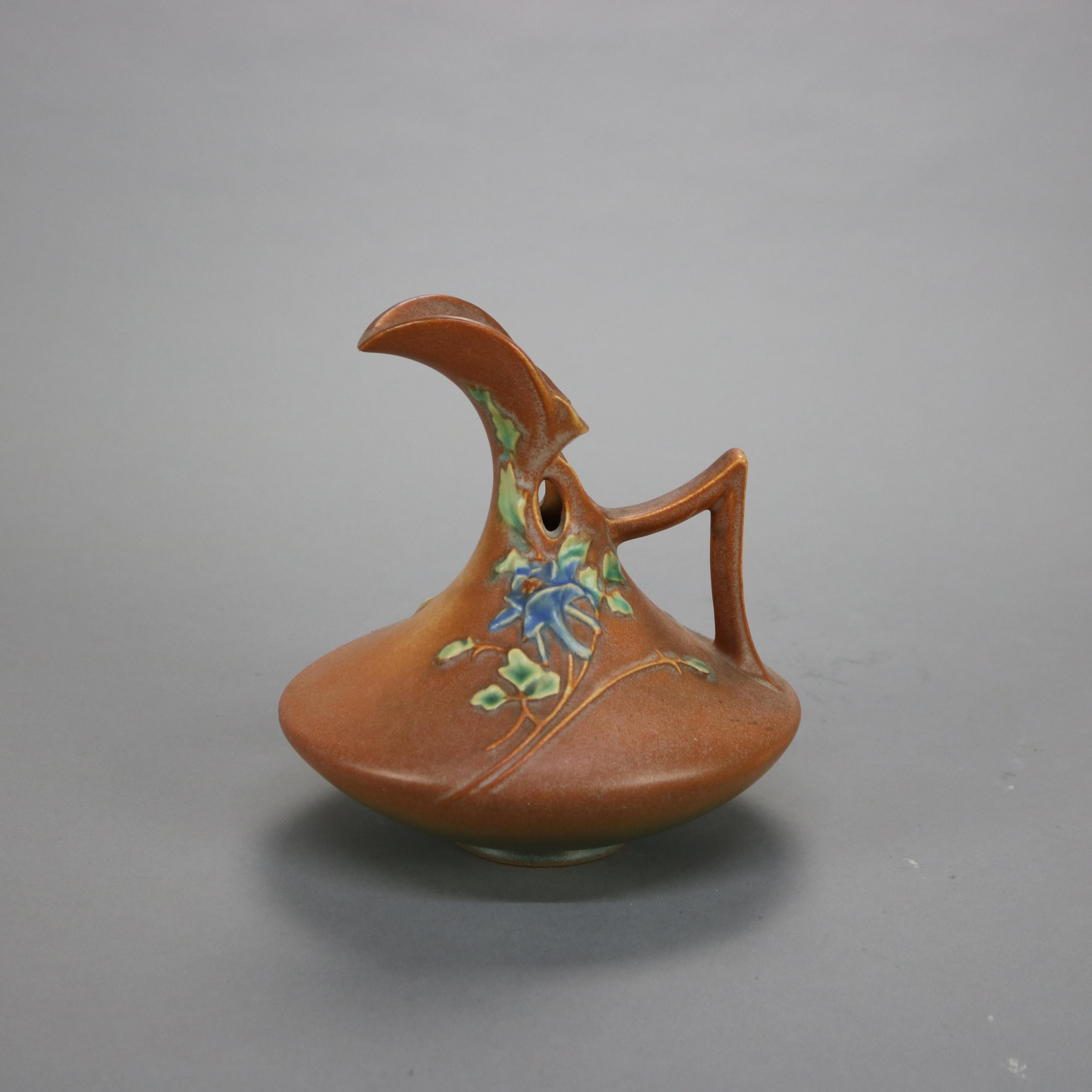 20ième siècle Aiguière Art Déco à motif de colombine en poterie d'art brune de Roseville Milieu du 20e siècle en vente