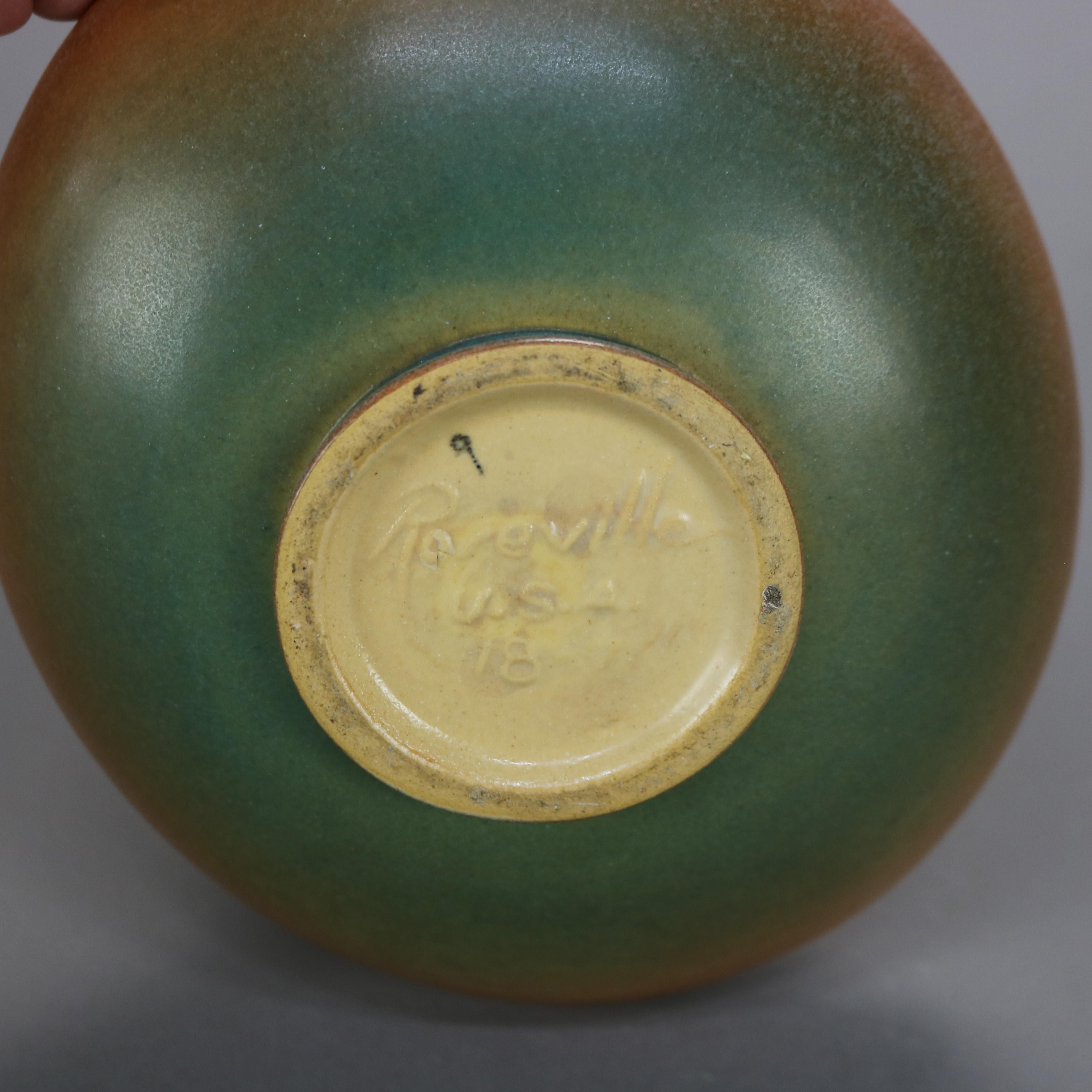 Poteries Aiguière Art Déco à motif de colombine en poterie d'art brune de Roseville Milieu du 20e siècle en vente