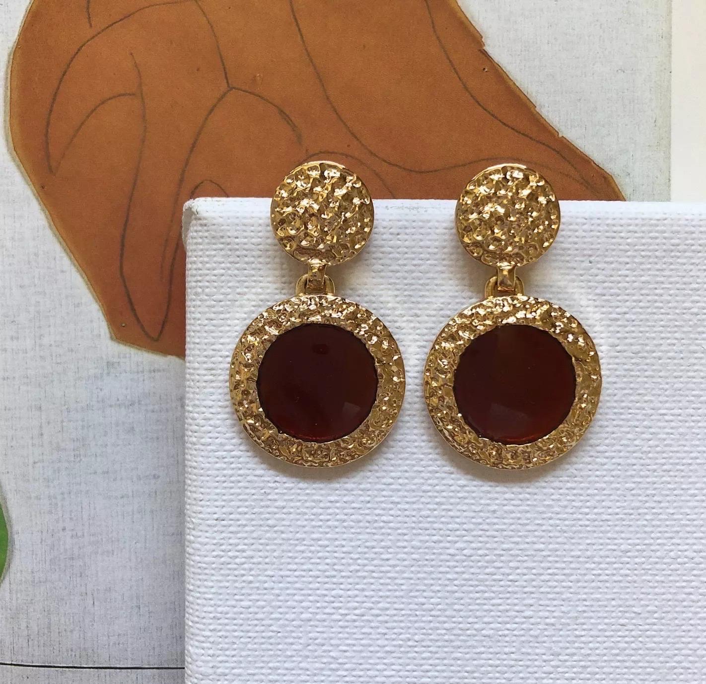 Brown Round Circular Anhänger Textured Modernist Retro Gold Drop Clip Ohrringe (Art déco) im Angebot