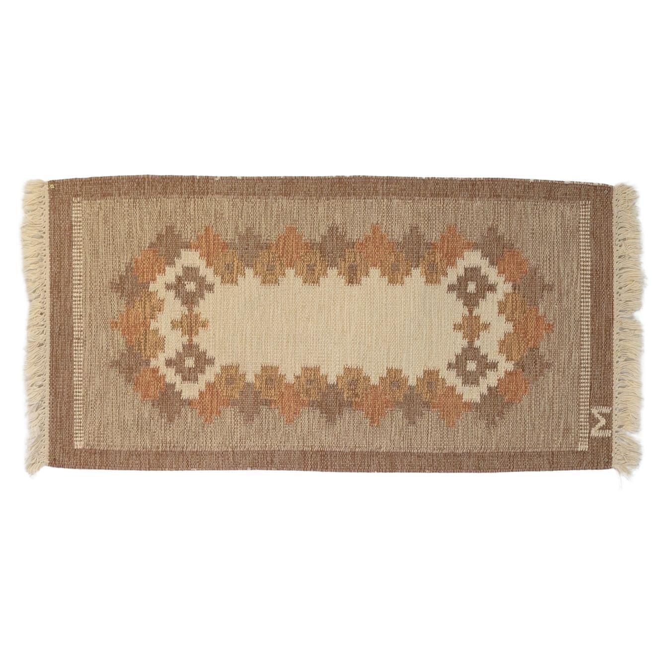 Brauner Teppich "M" Initiale im Angebot