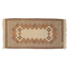Brauner Teppich "M" Initiale