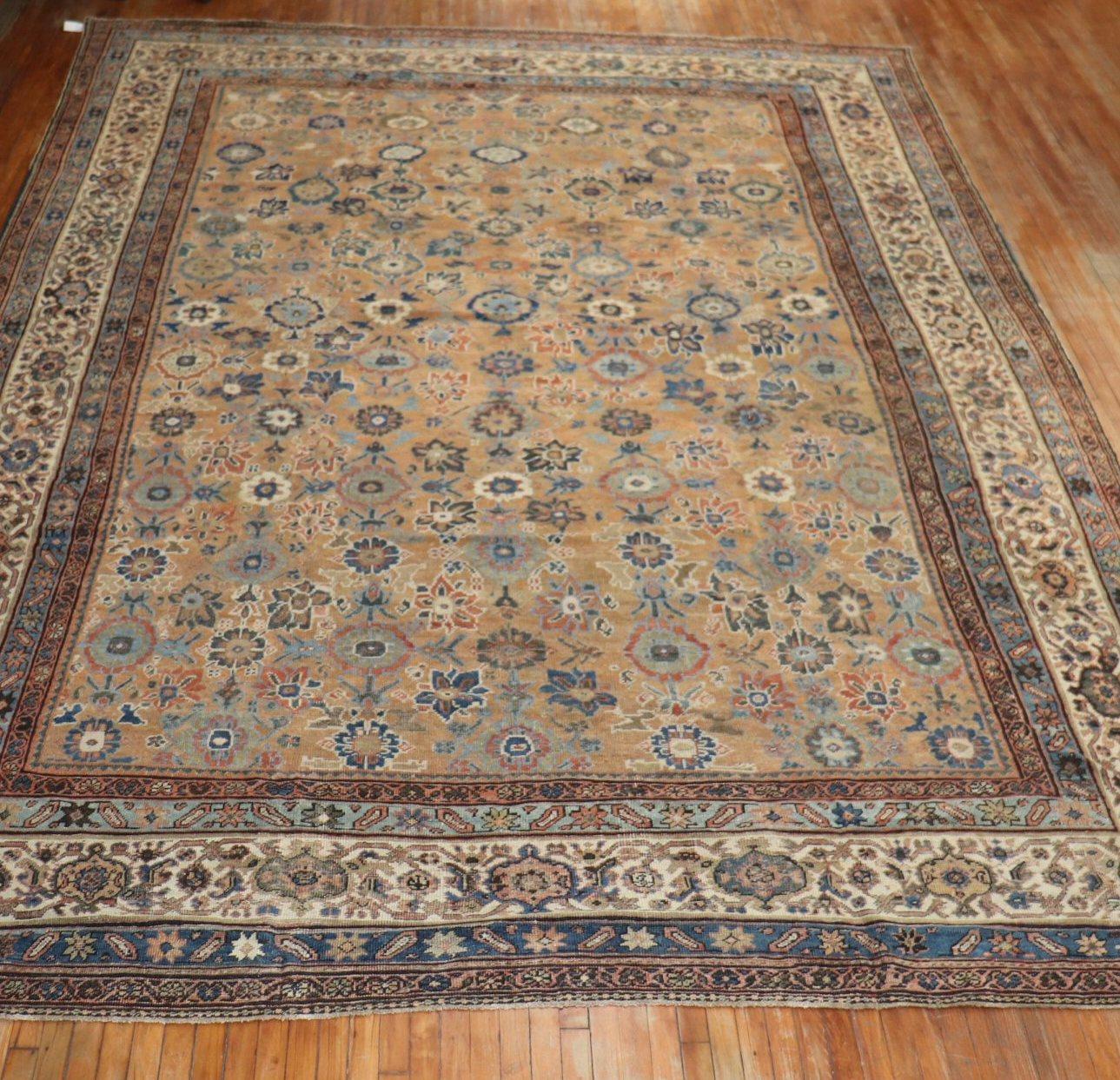 Un antico tappeto persiano Mahal dei primi del Novecento nei toni del ruggine e della terra.

Misure: 11'6'' x 16'6''.