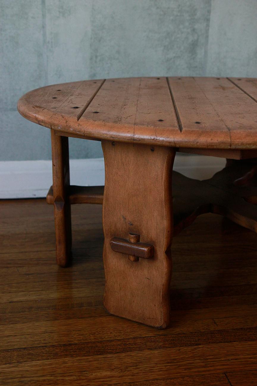 Voici une superbe table basse ou table à cocktail en chêne qui respire l'élégance intemporelle, inspirée par les designs emblématiques de Guillerme et Chambron. Fabriquée avec un savoir-faire exceptionnel par Brown Saltman en Californie au cours des