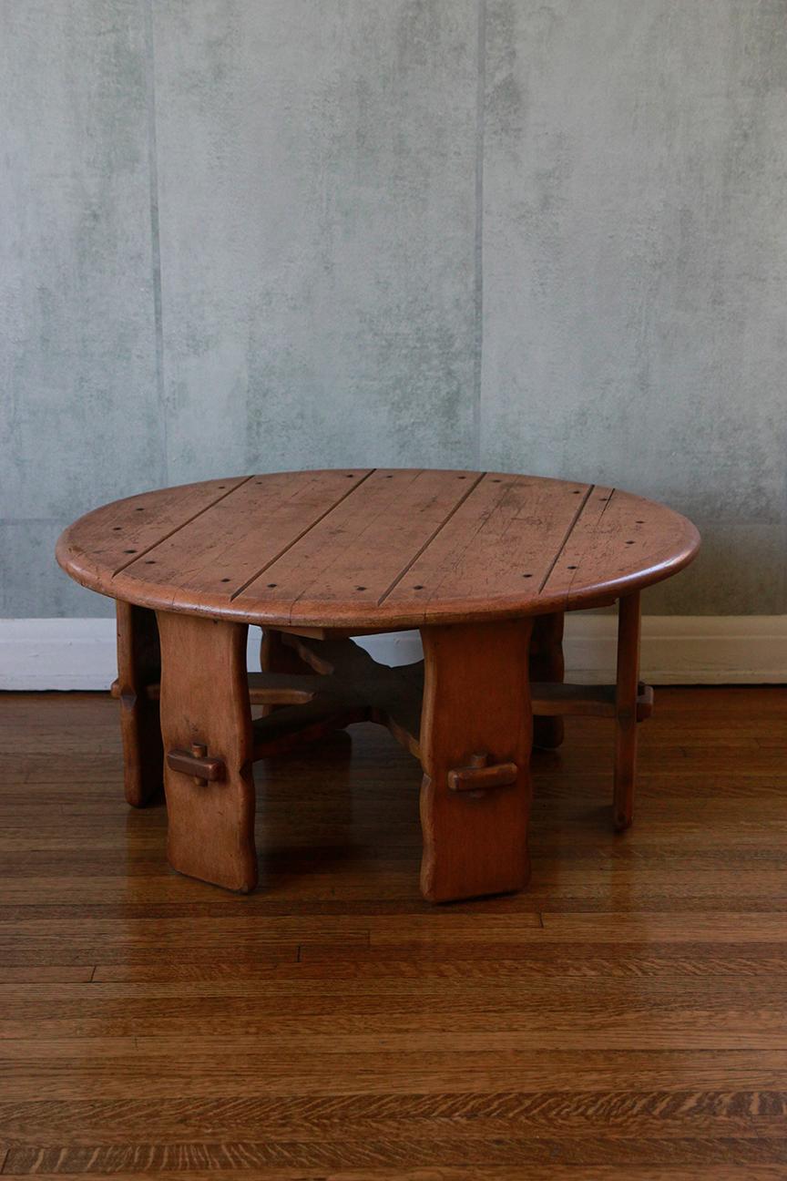 Milieu du XXe siècle Brown Saltman, table basse en Oak A la manière de Guillerme et Chambron en vente