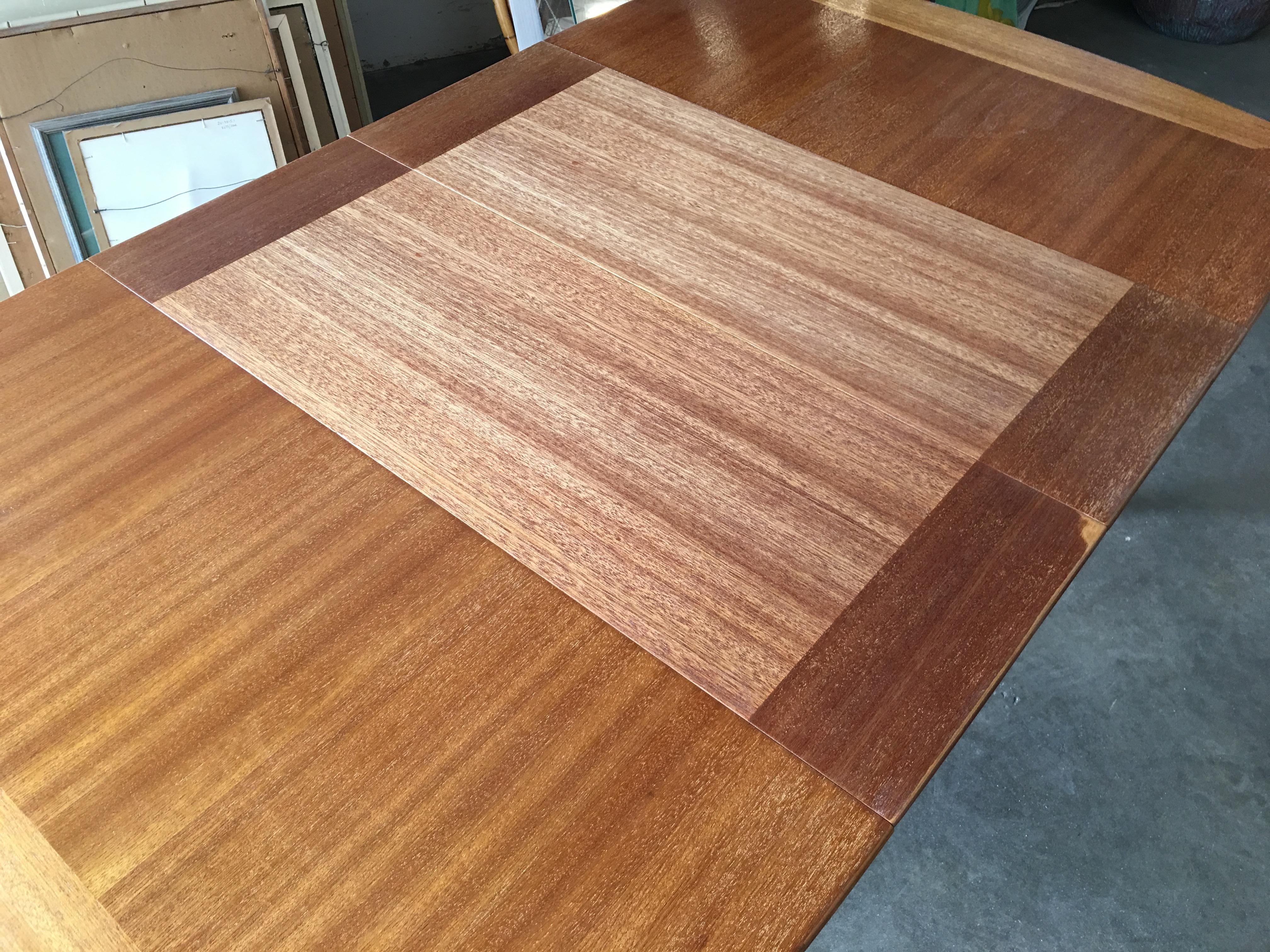 Table de salle à manger à rallonge Brown Saltman en acajou de John Keal en vente 3