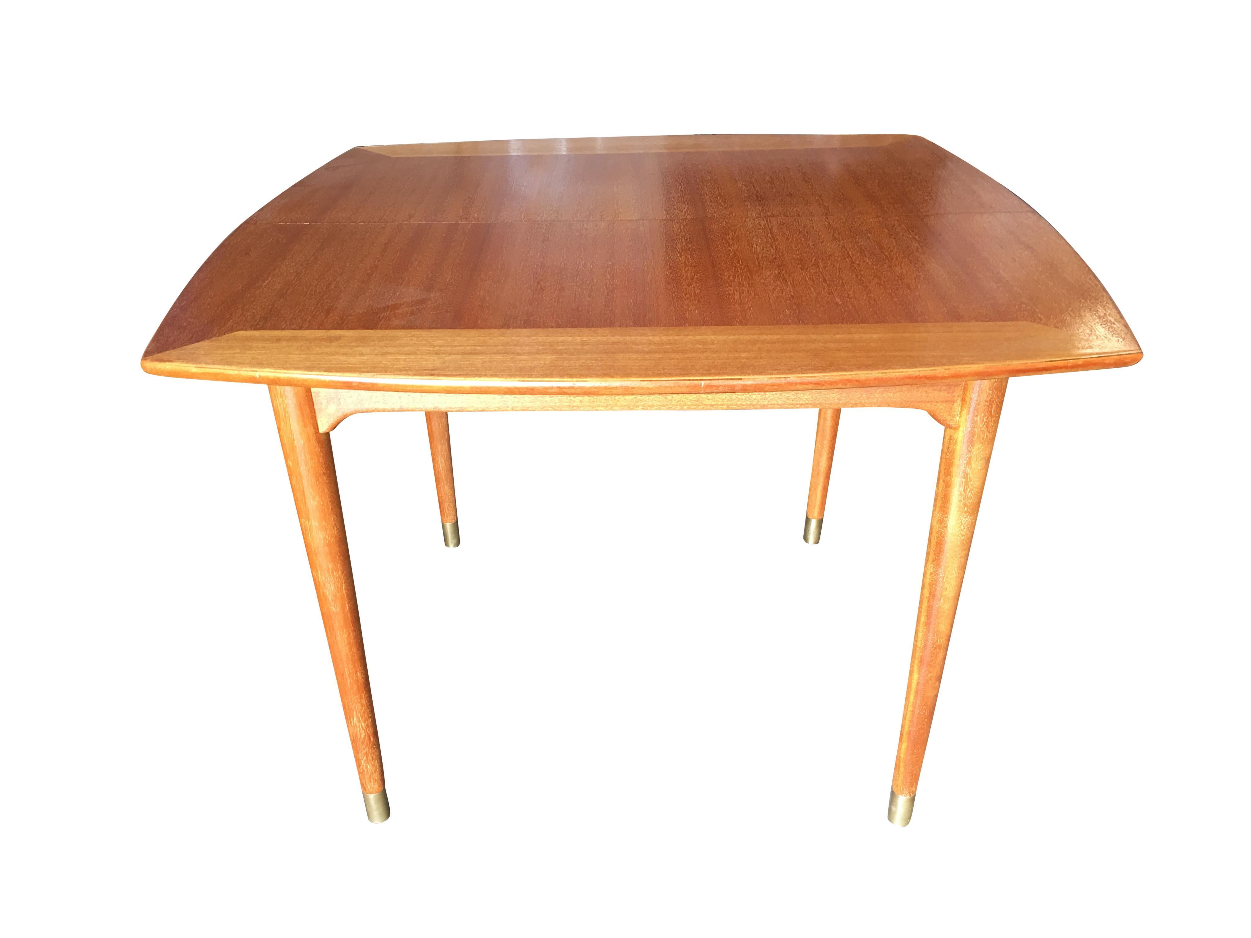 Mid-Century Modern Table de salle à manger à rallonge Brown Saltman en acajou de John Keal en vente