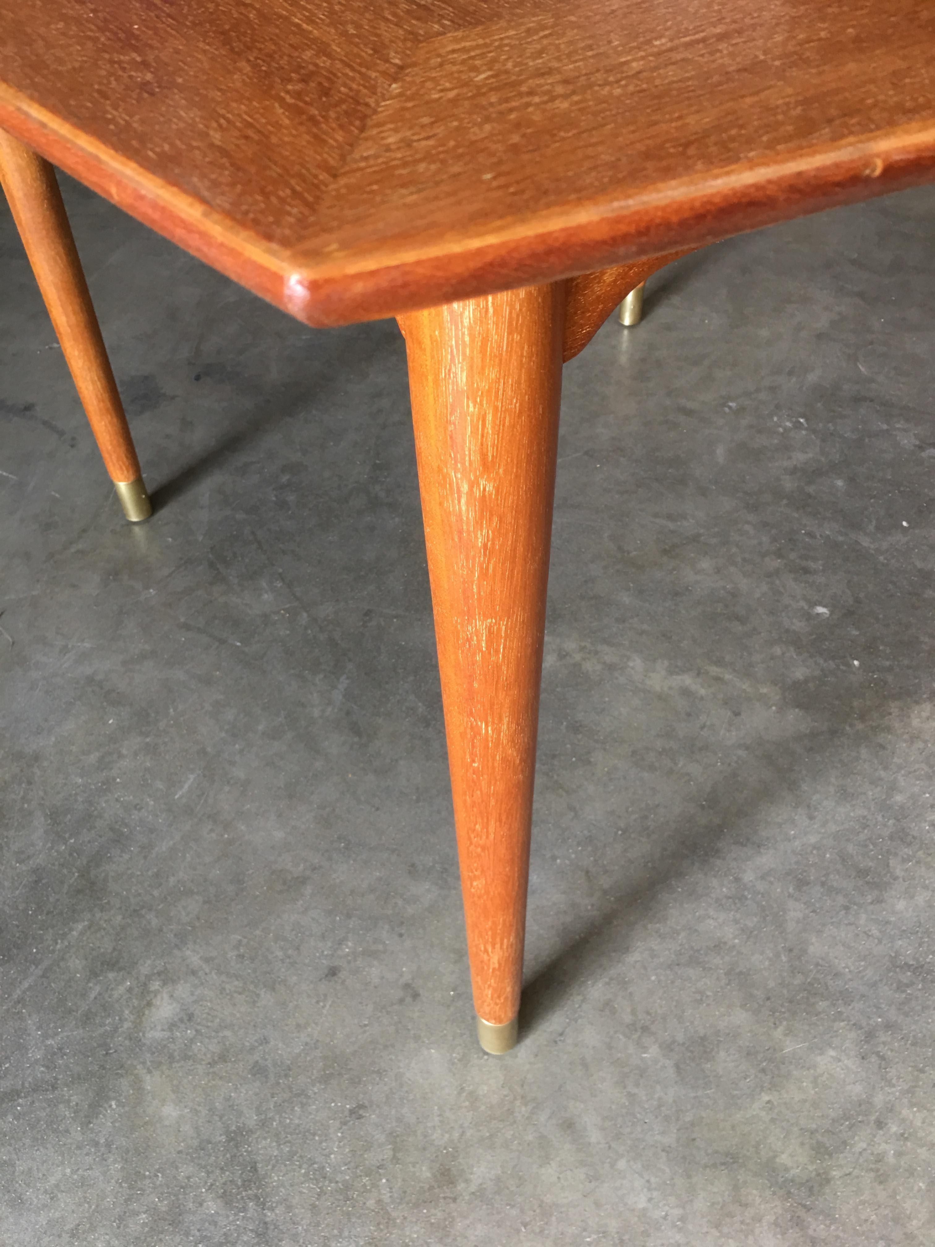Brown Saltman Mahogany Extendable Dining Table by John Keal In Distressed Condition For Sale In Van Nuys, CA