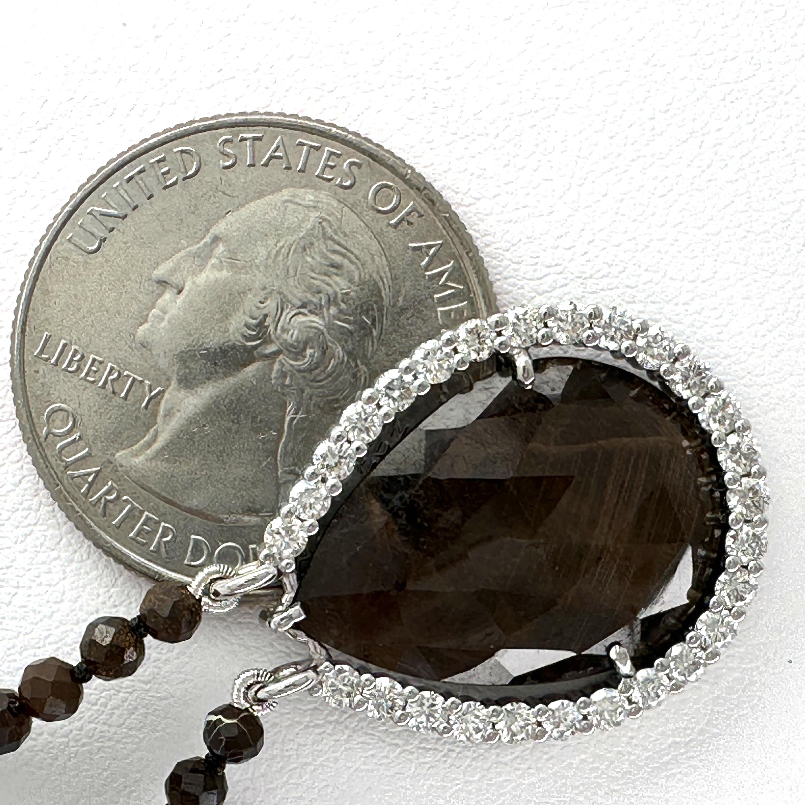 Donna Zaffiro marrone con diamante da 0,78 carati e aureola in oro bianco su collana di opale Boulder in vendita