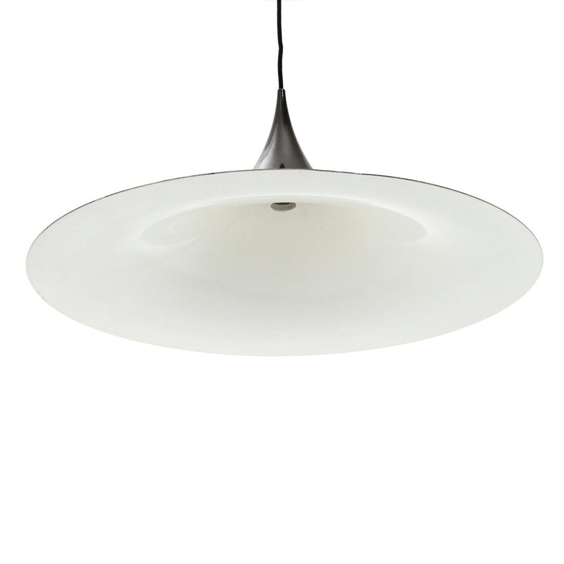 Chandelier produced by the Swedish Fog & Morup on a project by Claus Bonderup and Torseten Thorup in the 1970s.
With its characteristic arch, the enameled metal shade, the lightness of the shape and the unique and timeless design,
Diffuser and