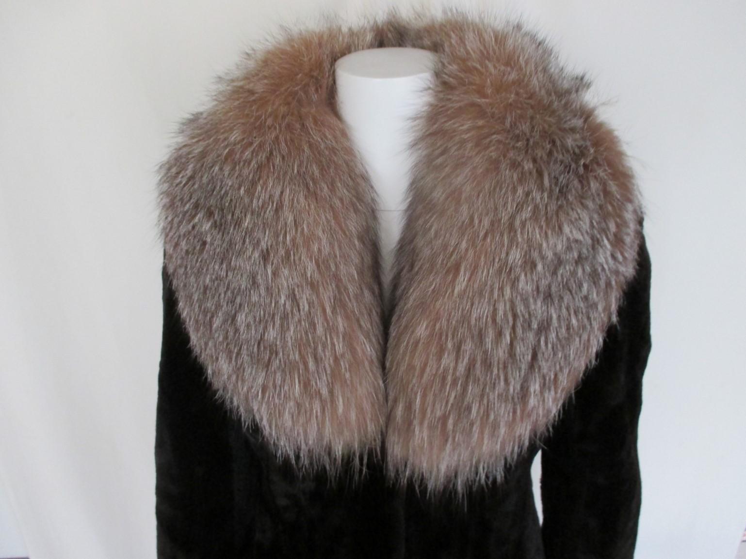 This vintage coat is made of sheared beaver with a fur collar and is embroidered at the sleeves and back.

We offer more exclusive fur items, see our frontstore.

Details:
It has 2 leather trimmed pockets and 3 closing hooks.
the coat is supple and